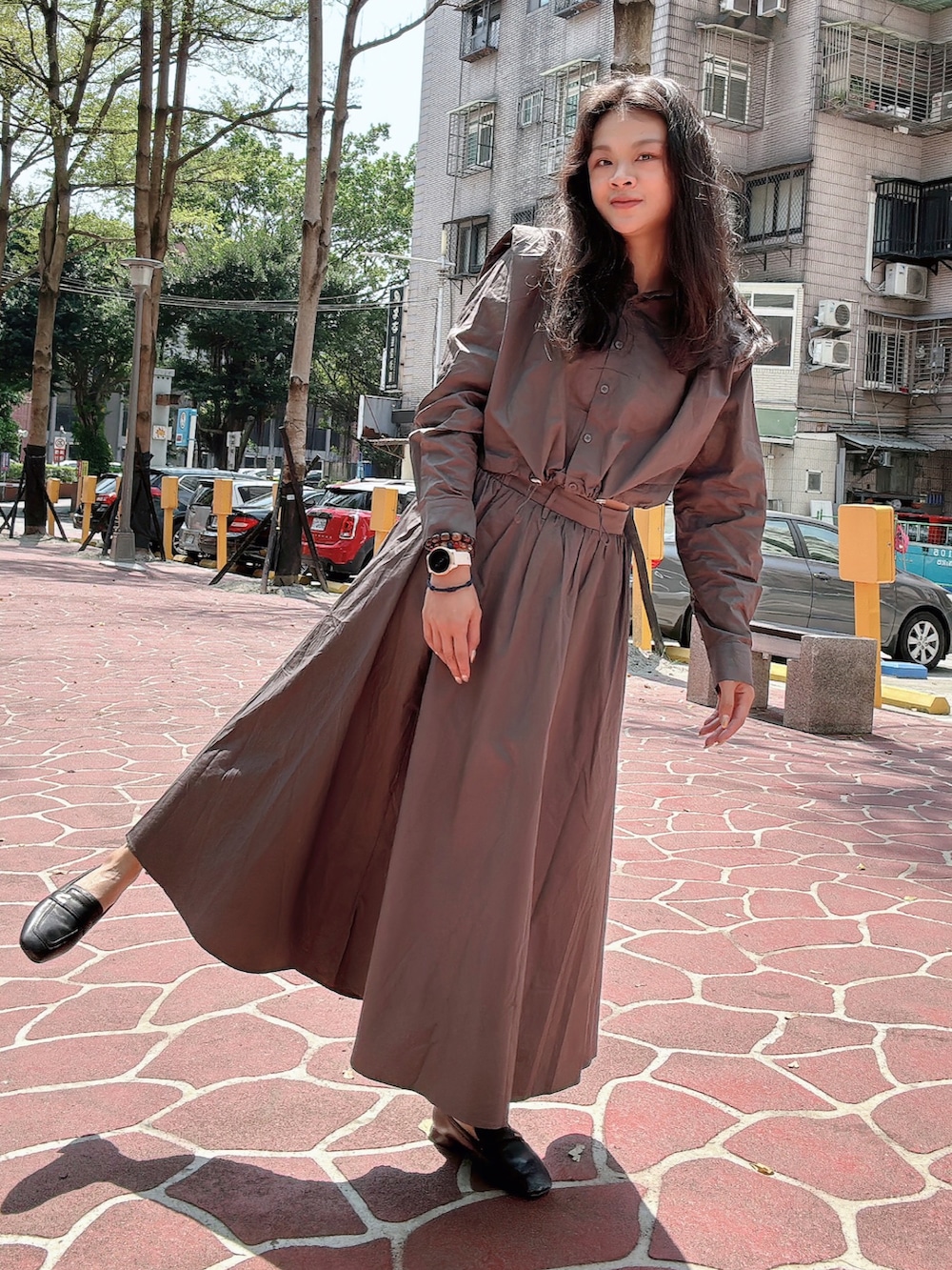 グレー系のワンピース/ドレス、ブラック系のローファーを着用したレディースの春コーディネートの2枚目の写真