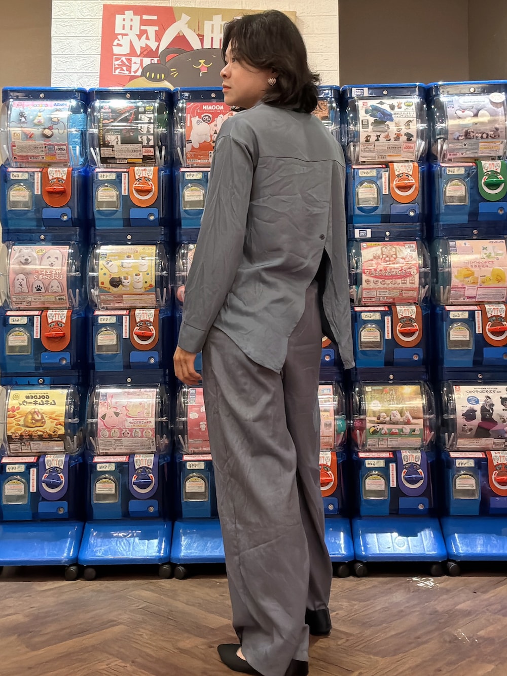 その他のシャツ/ブラウス、グレー系のスラックスを着用したレディースの夏コーディネートの2枚目の写真