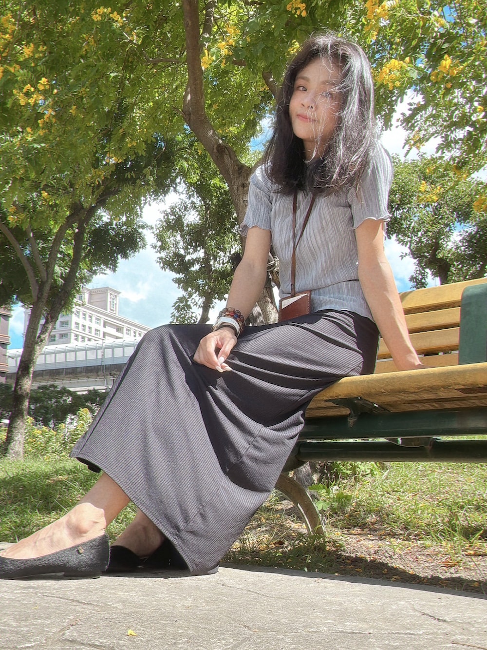 ブラック系のスカート、ブルー系のその他トップスを着用したレディースの秋コーディネートの2枚目の写真