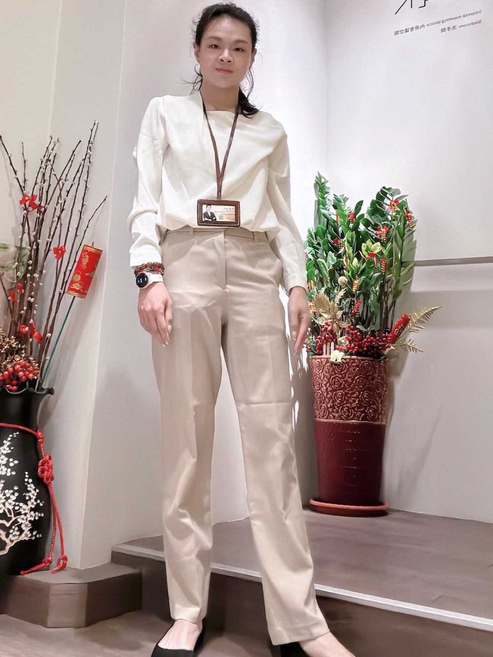 ホワイト系のシャツ/ブラウス、ベージュ系のテーラードジャケット、ベージュ系のスラックスを着用したレディースの春コーディネートの2枚目の写真