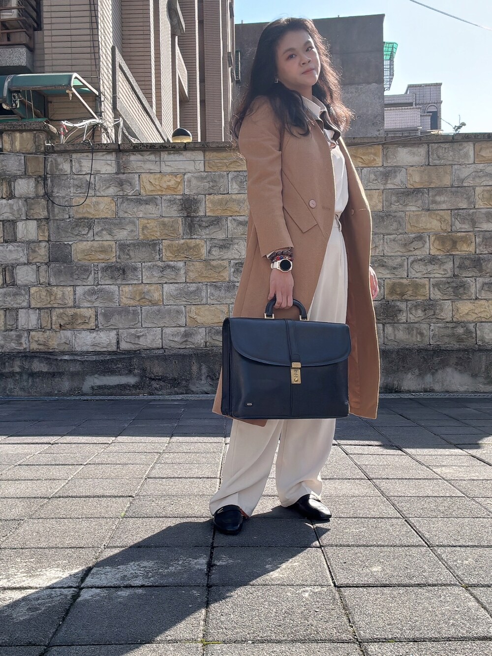 ベージュ系のダッフルコート、その他のシャツ/ブラウス、ベージュ系のスラックスを着用したレディースの冬コーディネートの2枚目の写真