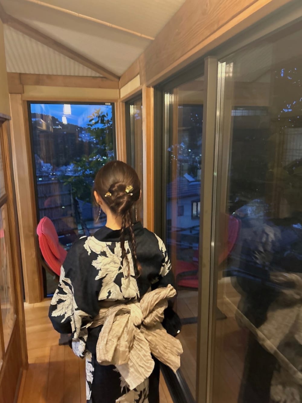 ブルー系の浴衣を着用したレディースの秋コーディネートの2枚目の写真