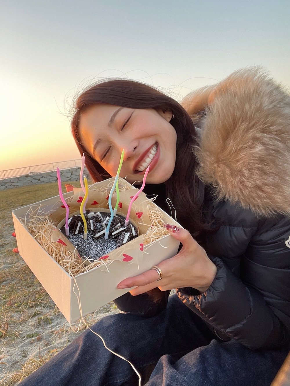 ブルー系のダウンジャケット/コートを着用したレディースの秋コーディネートの2枚目の写真