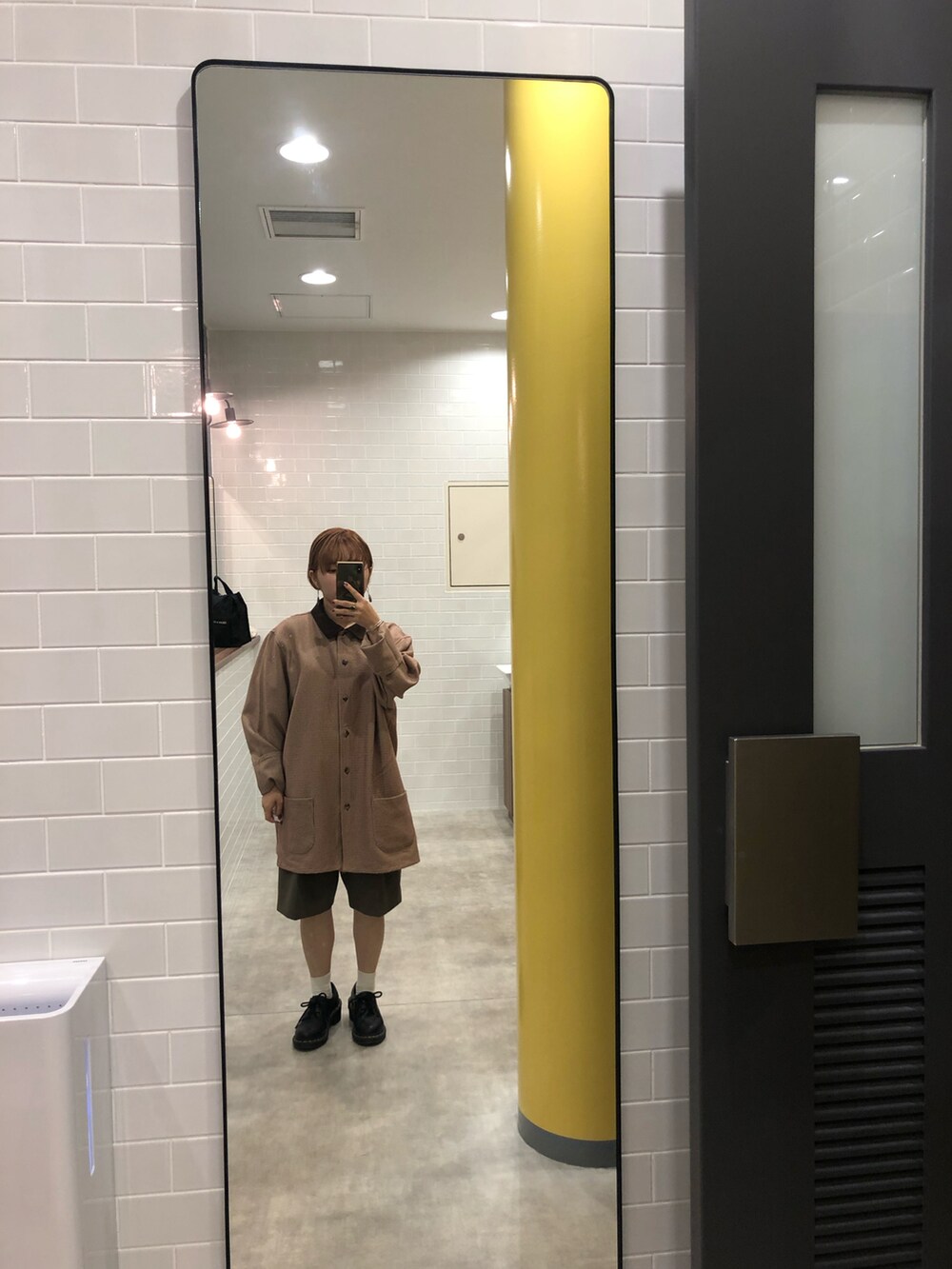 ブラウン系のその他パンツ、ブラック系のブーツを着用したレディースの秋コーディネートの2枚目の写真