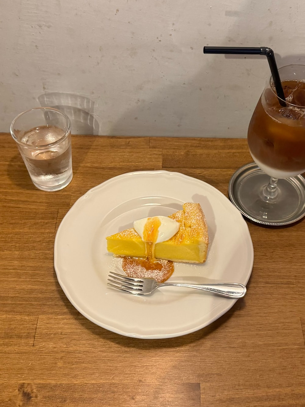 ブラック系のその他アウター、イエロー系のハンドバッグ、ブラウン系のローファーを着用したレディースの秋コーディネートの4枚目の写真