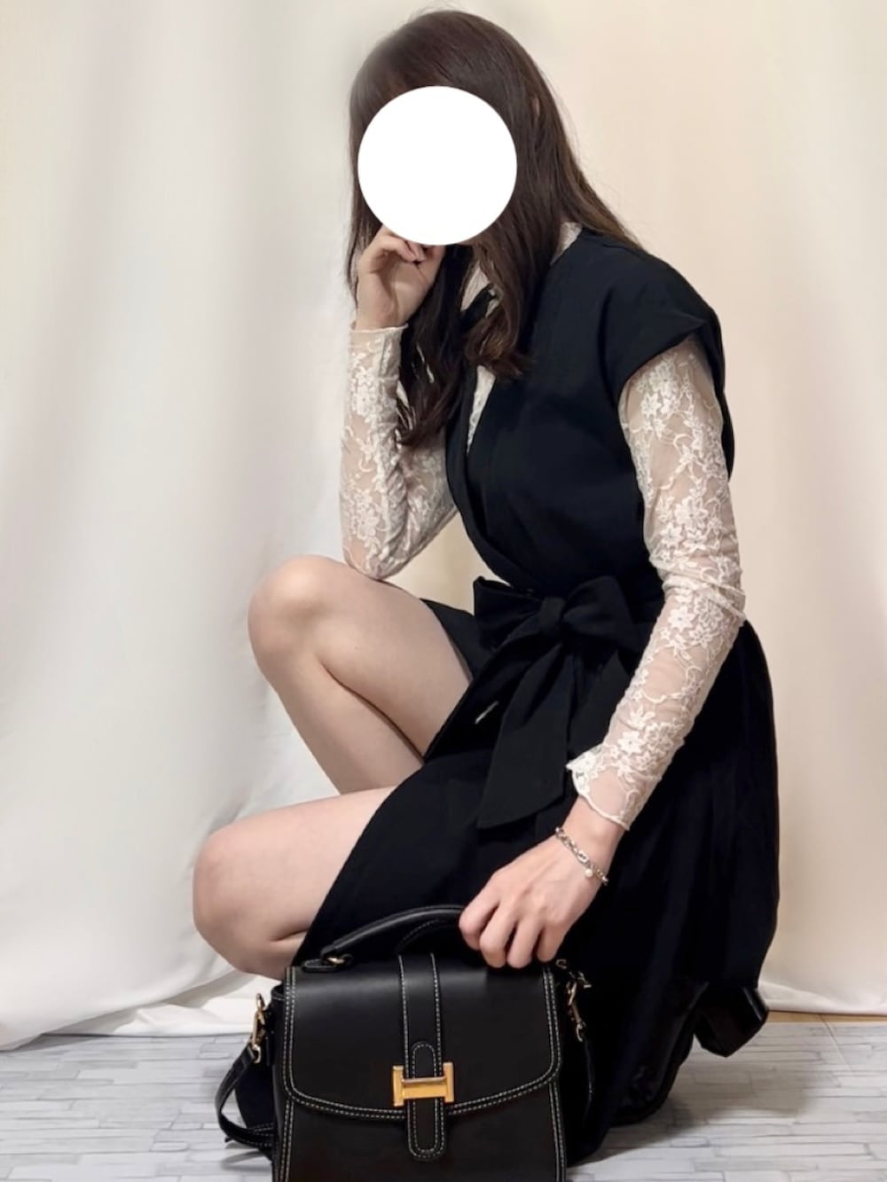 ブラック系のワンピース、ブラック系のその他パンツ、ブルー系のショルダーバッグを着用したレディースの春コーディネートの2枚目の写真