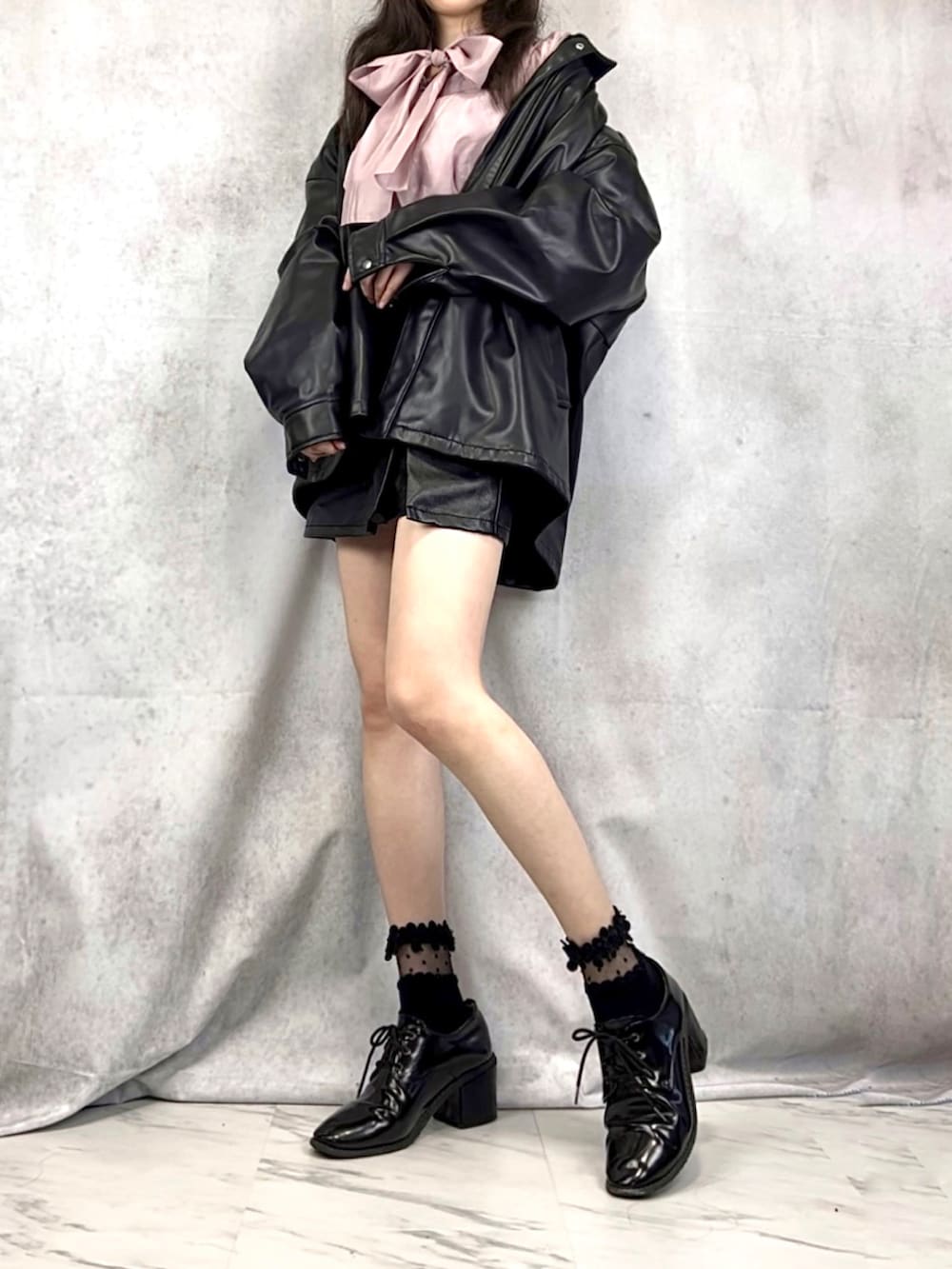 ピンク系のシャツ/ブラウス、ブラック系のスカート、ブラック系のシューズを着用したレディースの秋コーディネートの3枚目の写真