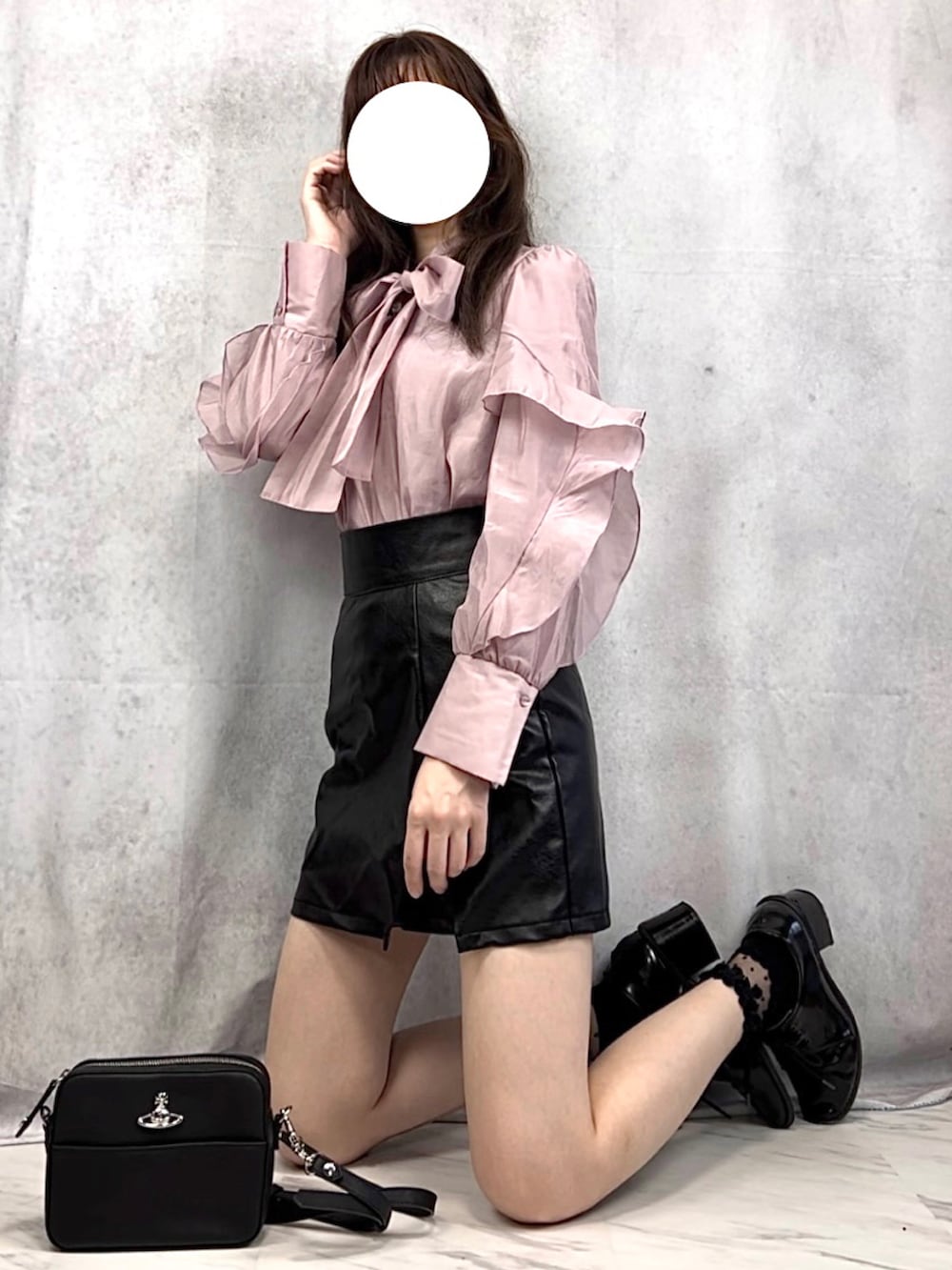 ピンク系のシャツ/ブラウス、ブラック系のスカート、ブラック系のシューズを着用したレディースの秋コーディネートの2枚目の写真