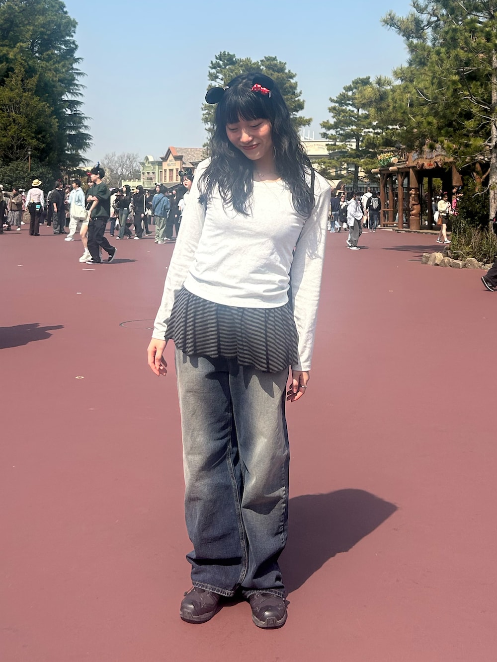 ブラック系のスニーカー、シルバー系のTシャツ/カットソー、グレー系のワンピースを着用したレディースの春コーディネートの3枚目の写真