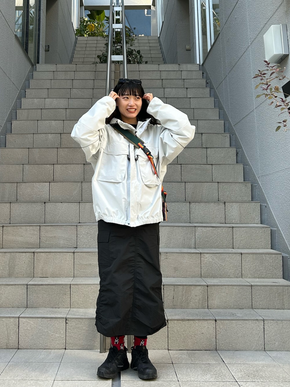 「春のおしゃ見えテクニック、春服コーデ、オトナカジュアル、大人コーデ、おしゃれさんと繋がりたい、ロングスカート、ナイロンスカート、SALOMON、HUF、ootd、骨格ナチュラル」｜「HUFのHUF GUIDE SHELL JACKET / HUF シェルジャケット（ブルゾン、ホワイト系）」を使った、ﾕｲさん（骨格ナチュラル・レディース・162cm）の春コーディネートの2枚目の写真
