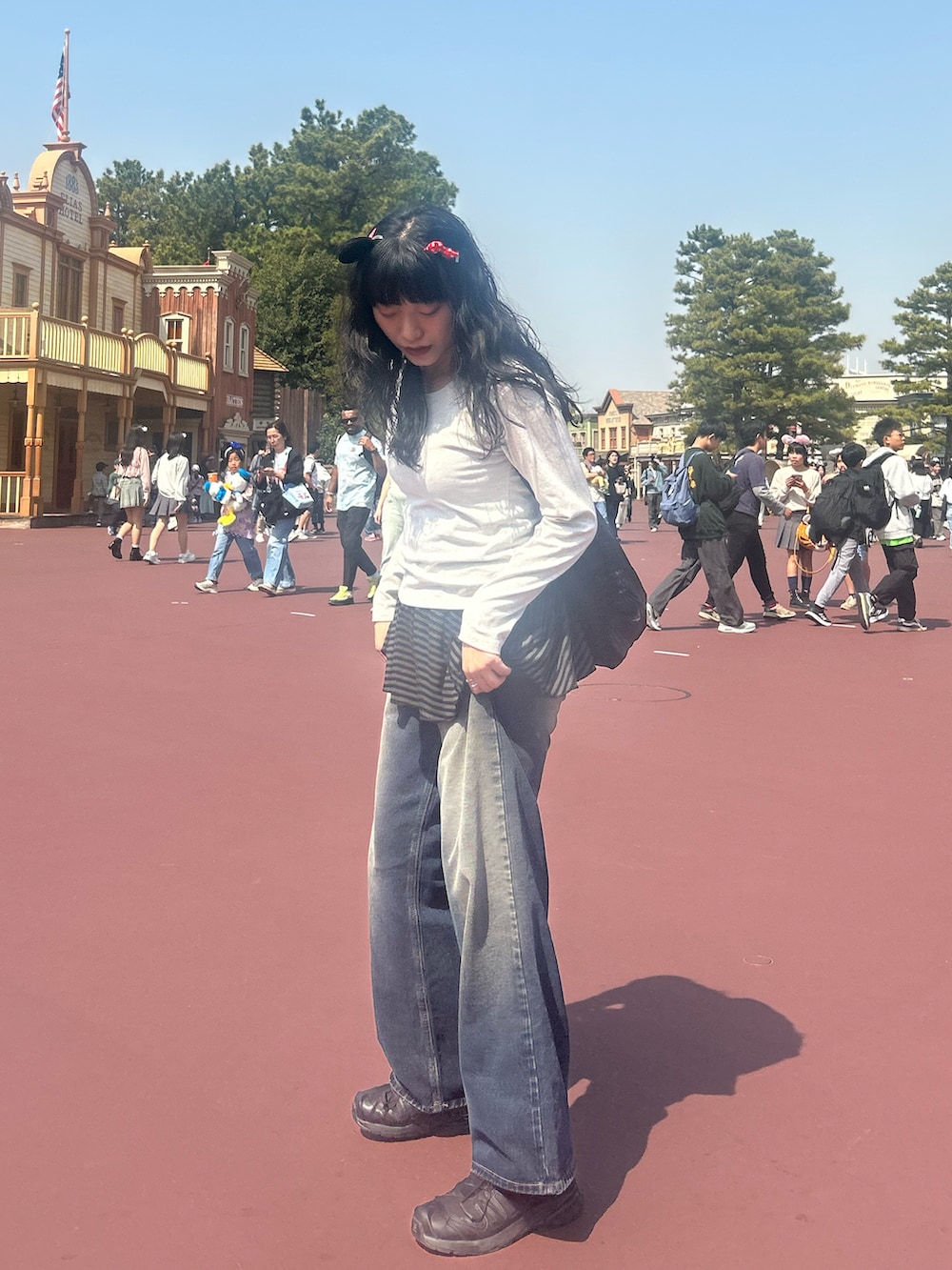 ブラック系のスニーカー、シルバー系のTシャツ/カットソー、グレー系のワンピースを着用したレディースの春コーディネートの2枚目の写真