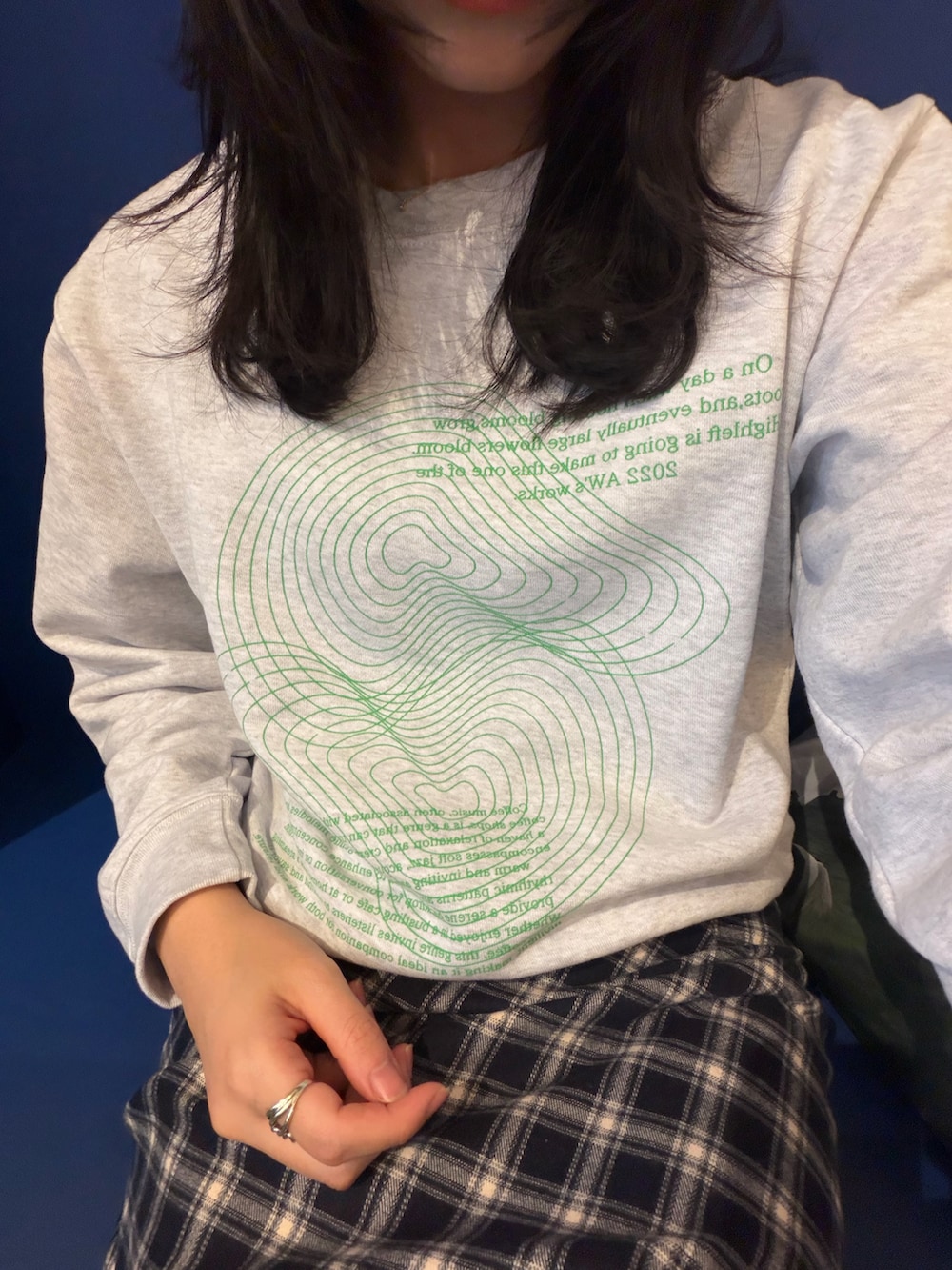 ブルー系のスカート、ブラック系のバックパック/リュック、ブラック系のスリッポンを着用したレディースの秋コーディネートの3枚目の写真