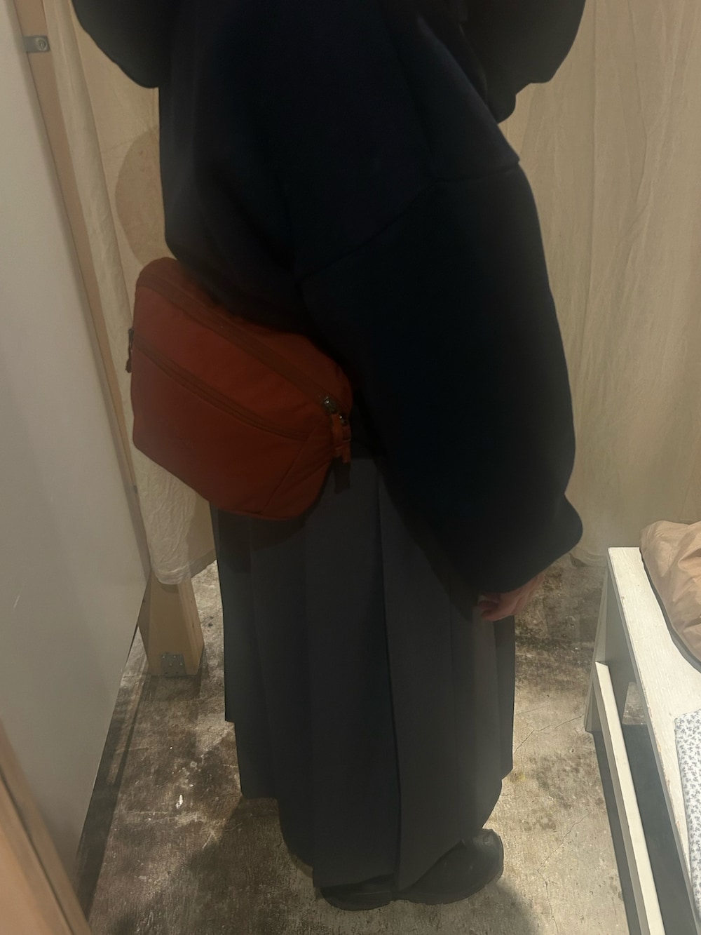 「ショルダーバッグ、大人カジュアル、プチプラコーデ、春服コーデ、着回しコーデ、大人女子、パーカー、WEARタイアップ、骨格ナチュラル、プリーツスカート、ロングスカート、GU、春コーデ、おしゃれさんと繋がりたい、ARC'TERYX」｜「GUのアイテム（スカート、グレー系）」を使った、ﾕｲさん（骨格ナチュラル・レディース・162cm）の春コーディネートの2枚目の写真