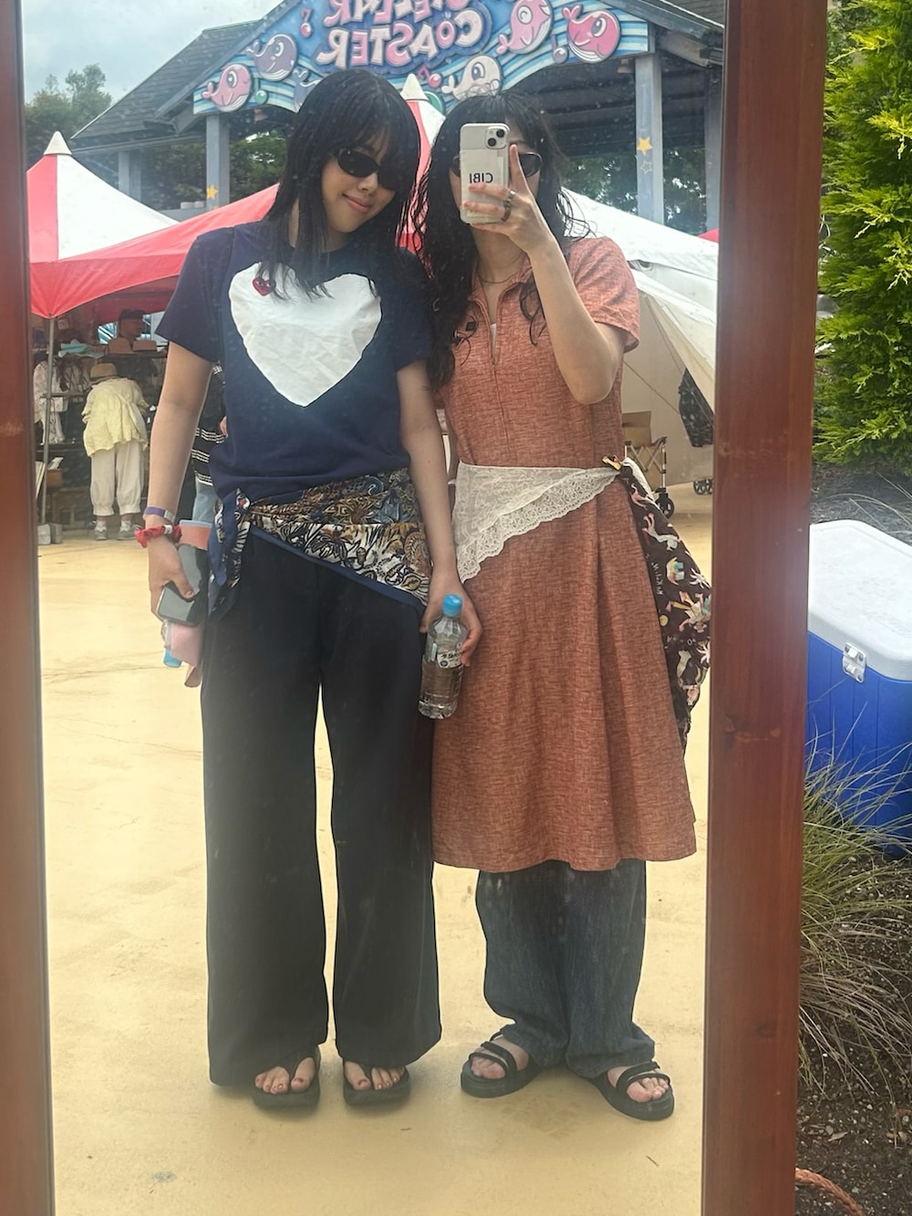 ブラック系のサンダル、ホワイト系のスカート、レッド系のワンピースを着用したレディースの春コーディネートの2枚目の写真