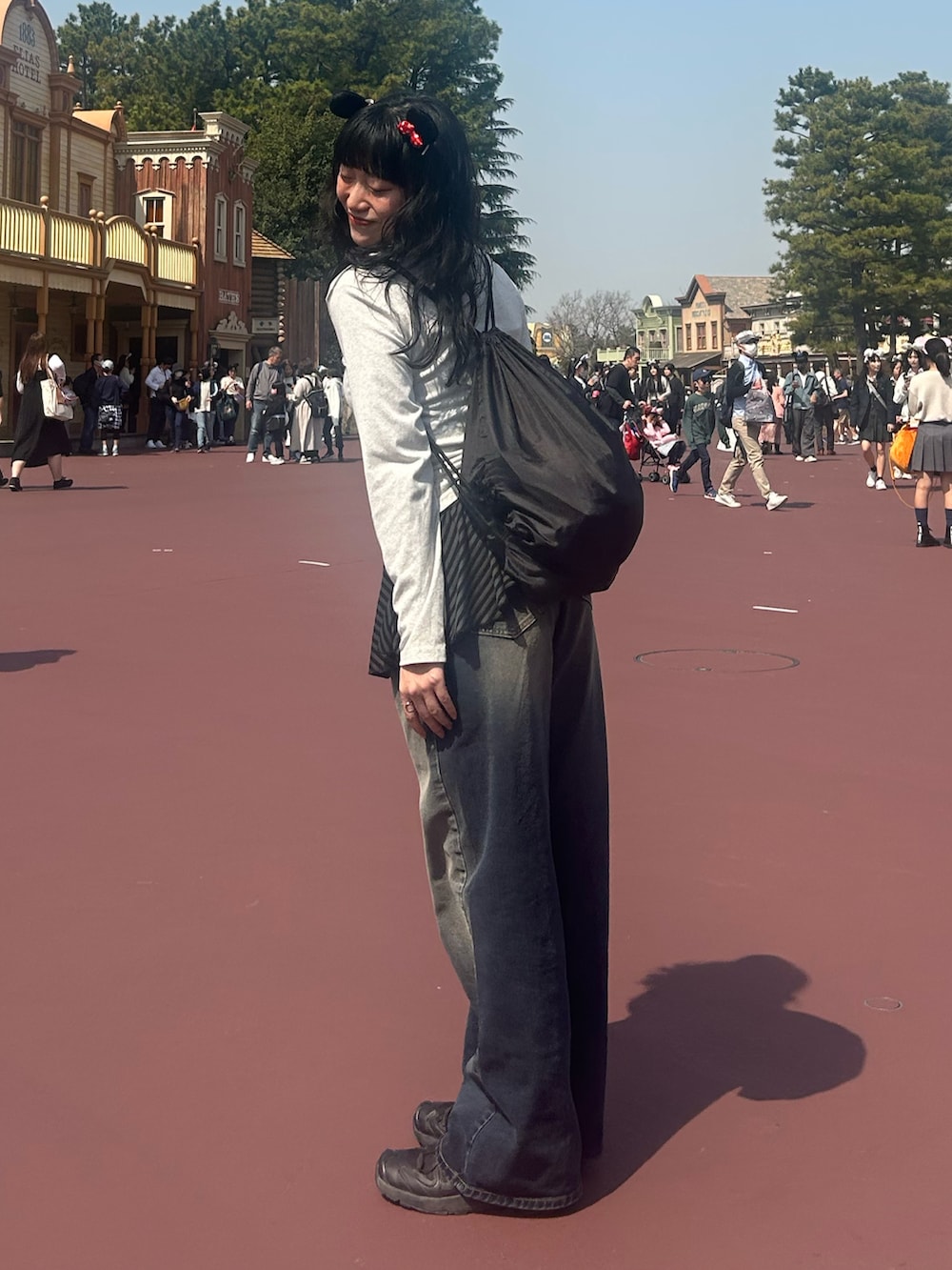 ブラック系のスニーカー、シルバー系のTシャツ/カットソー、グレー系のワンピースを着用したレディースの春コーディネートの4枚目の写真