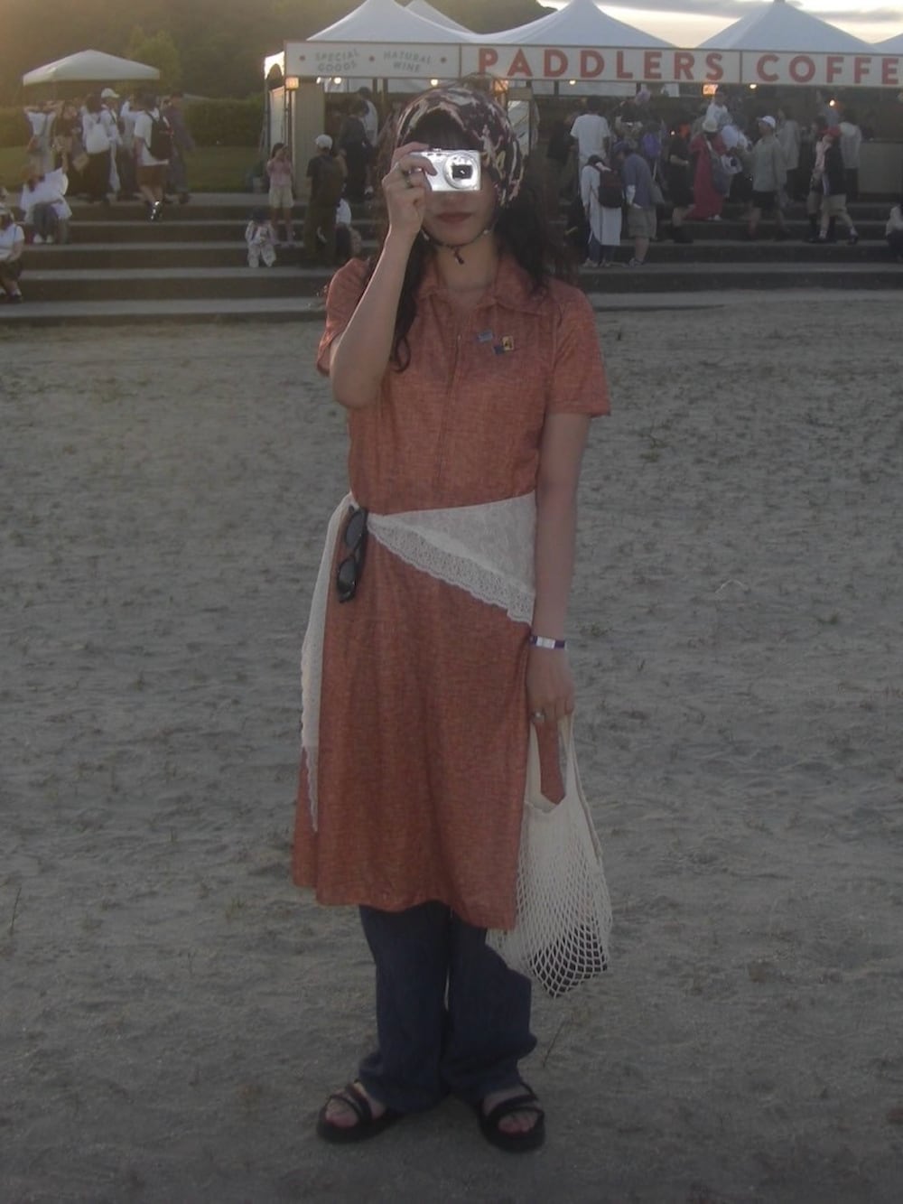 ブラック系のサンダル、ホワイト系のスカート、レッド系のワンピースを着用したレディースの春コーディネートの3枚目の写真