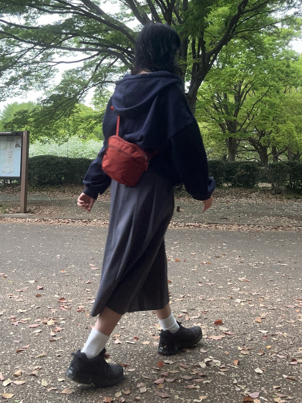「ショルダーバッグ、大人カジュアル、プチプラコーデ、春服コーデ、着回しコーデ、大人女子、パーカー、WEARタイアップ、骨格ナチュラル、プリーツスカート、ロングスカート、GU、春コーデ、おしゃれさんと繋がりたい、ARC'TERYX」｜「GUのアイテム（スカート、グレー系）」を使った、ﾕｲさん（骨格ナチュラル・レディース・162cm）の春コーディネートの3枚目の写真