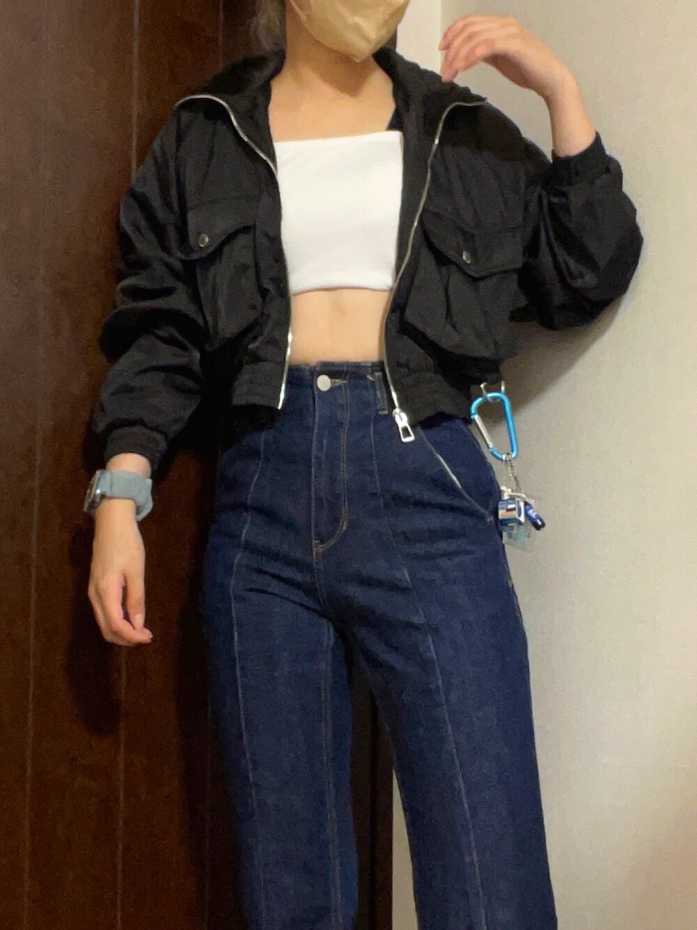 「休日スタイル、カジュアル、休日コーデ、シンプルスタイル、シンプルコーデ、今日のコーデ、ootd、ブラック、パンツスタイル、ボリューム袖、秋冬コーデ、ショート丈トップス、デニムパンツ、ストリート、ストリートコーデ」｜「PAGEBOYのフロントスリットジーンズ (フレアデニム)（デニムパンツ、ブルー系）」を使った、あみちゃさん（レディース・156cm）の秋コーディネートの2枚目の写真