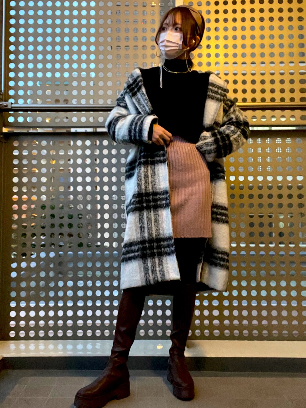 「タイトスカート、クリスマスに着たい服、大人コーデ、ガーリー、シンプル、タートルネック、ニットコーデ、オトナ女子、ニット、休日コーデ、ロングブーツ、冬コーデ、ロングコート、黒、ootd」｜「R&Eの【R&E】厚底ラバーソールストレッチロングブーツ（ブーツ、ブラウン系）」を使った、あみちゃさん（レディース・156cm）の冬コーディネートの2枚目の写真