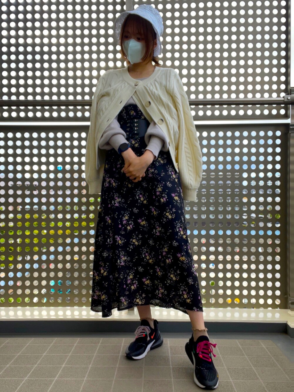 「ごきげんウィーク、春夏コーデ、シンプルコーデ、ホワイト、白、カーディガン、ニットカーディガン、花柄、休日スタイル、ootd、コルセット、スカート、ハット、バケットハット」｜「NIKEのナイキ エア マックス 270 ウィメンズシューズ / NIKE AIR MAX 270（スニーカー、ブラック系）」を使った、あみちゃさん（レディース・156cm）の春コーディネートの2枚目の写真