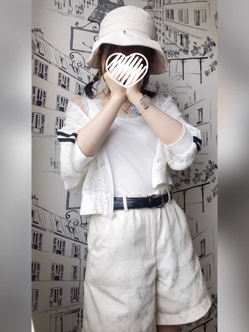 「シンプルコーデ、カジュアル、ootd、夏、ハット、ホワイトコーデ、ワントーンコーデ、ショルダーバッグ、ハーフパンツ、モノトーン、ノースリーブ、タンクトップ、パンツスタイル」｜「SHEINのアイテム（ハット、ホワイト系）」を使った、あみちゃさん（レディース・156cm）の夏コーディネートの2枚目の写真