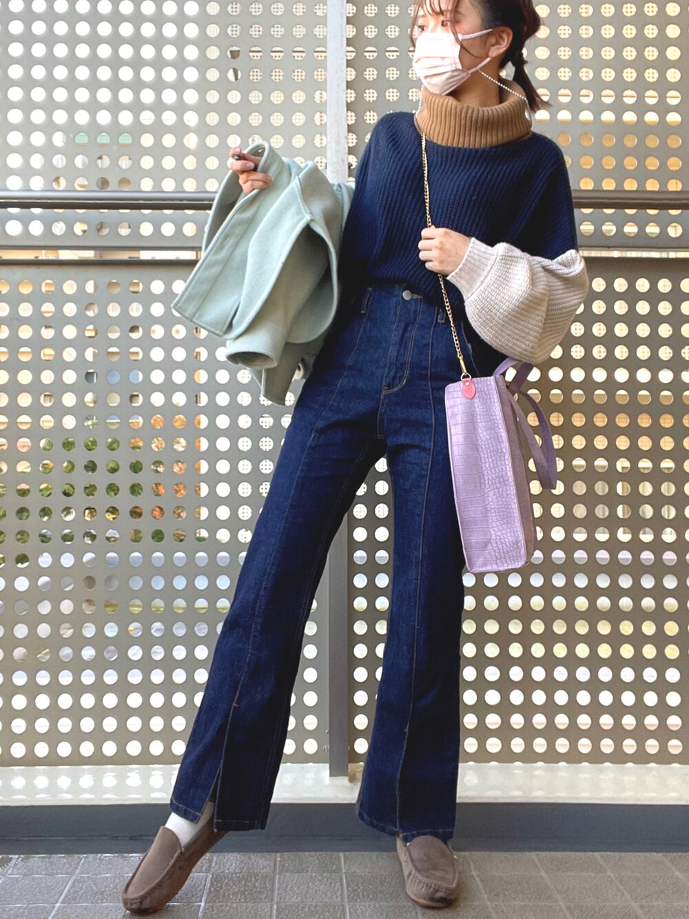 「ニット、パンプス、冬コーデ、ブラウン、デニムパンツ、お出かけコーデ、プチプラ、パンツスタイル、ootd、シンプルコーデ、ラクチンコーデ、秋冬コーデ、スクエアバッグ、ボリューム袖、未来のWEARISTAプロジェクト」｜「PAGEBOYのフロントスリットジーンズ (フレアデニム)（デニムパンツ、ブルー系）」を使った、あみちゃさん（レディース・156cm）の冬コーディネートの2枚目の写真