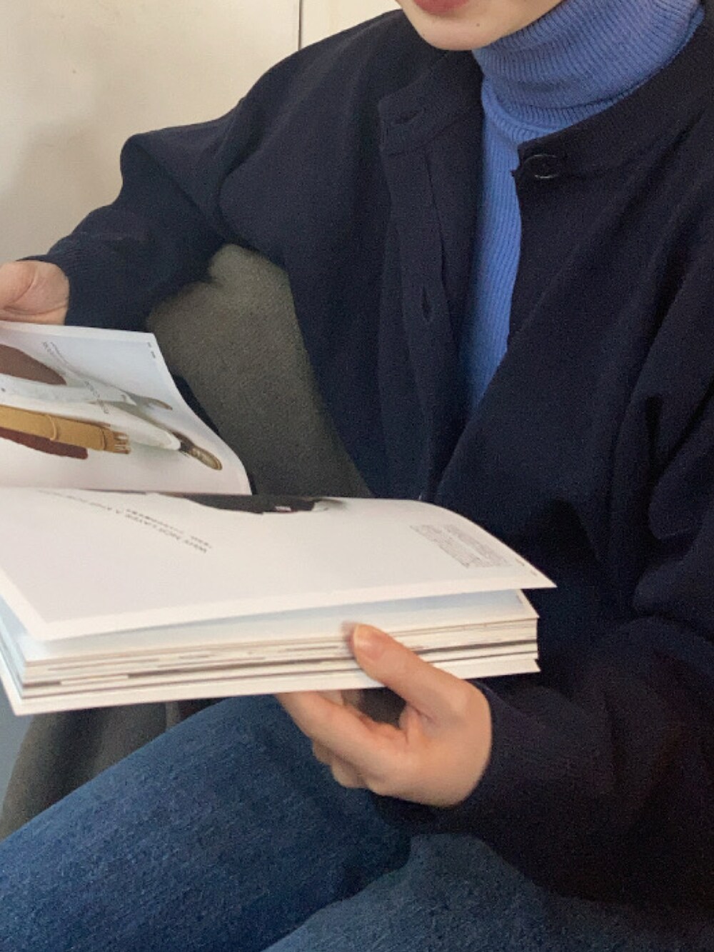 ブルー系のカーディガン/ボレロ、ブルー系のデニムパンツ、ブルー系のスニーカーを着用したレディースの冬コーディネートの3枚目の写真