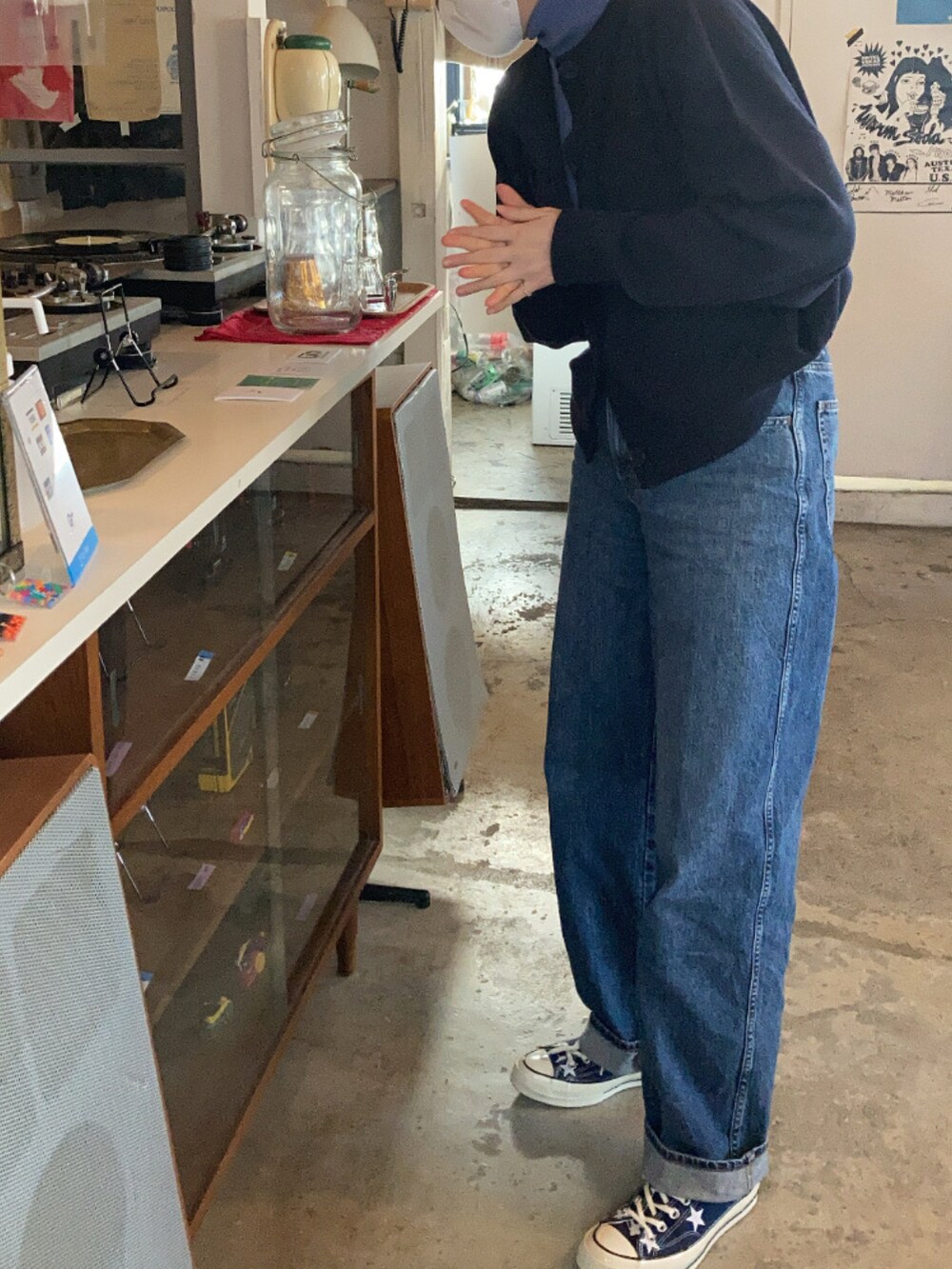 ブルー系のカーディガン/ボレロ、ブルー系のデニムパンツ、ブルー系のスニーカーを着用したレディースの冬コーディネートの2枚目の写真