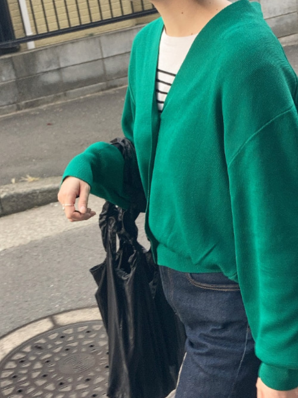 グリーン系のカーディガン/ボレロ、レッド系のローファーを着用したレディースの秋コーディネートの2枚目の写真