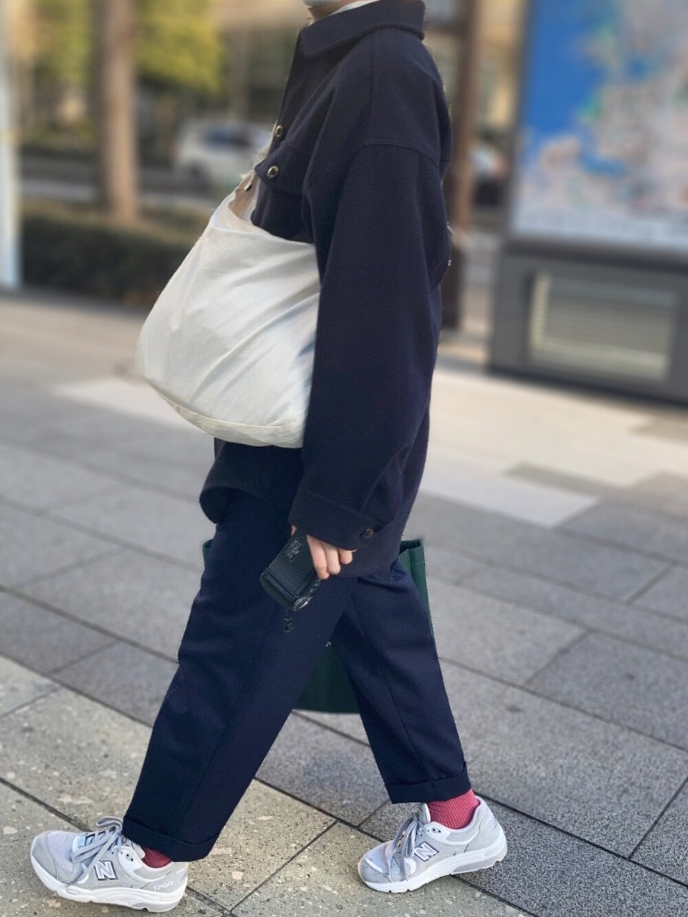 ホワイト系のショルダーバッグ、グレー系のスニーカーを着用したレディースの春コーディネートの2枚目の写真