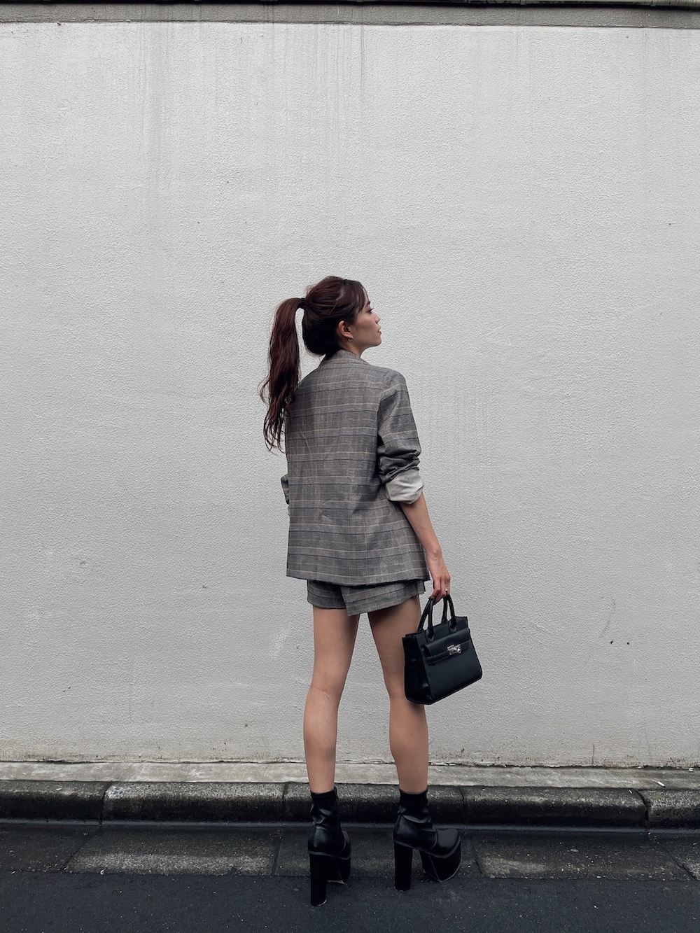 ホワイト系のTシャツ/カットソー、ベージュ系のテーラードジャケット、ベージュ系のその他パンツを着用したレディースの夏コーディネートの3枚目の写真