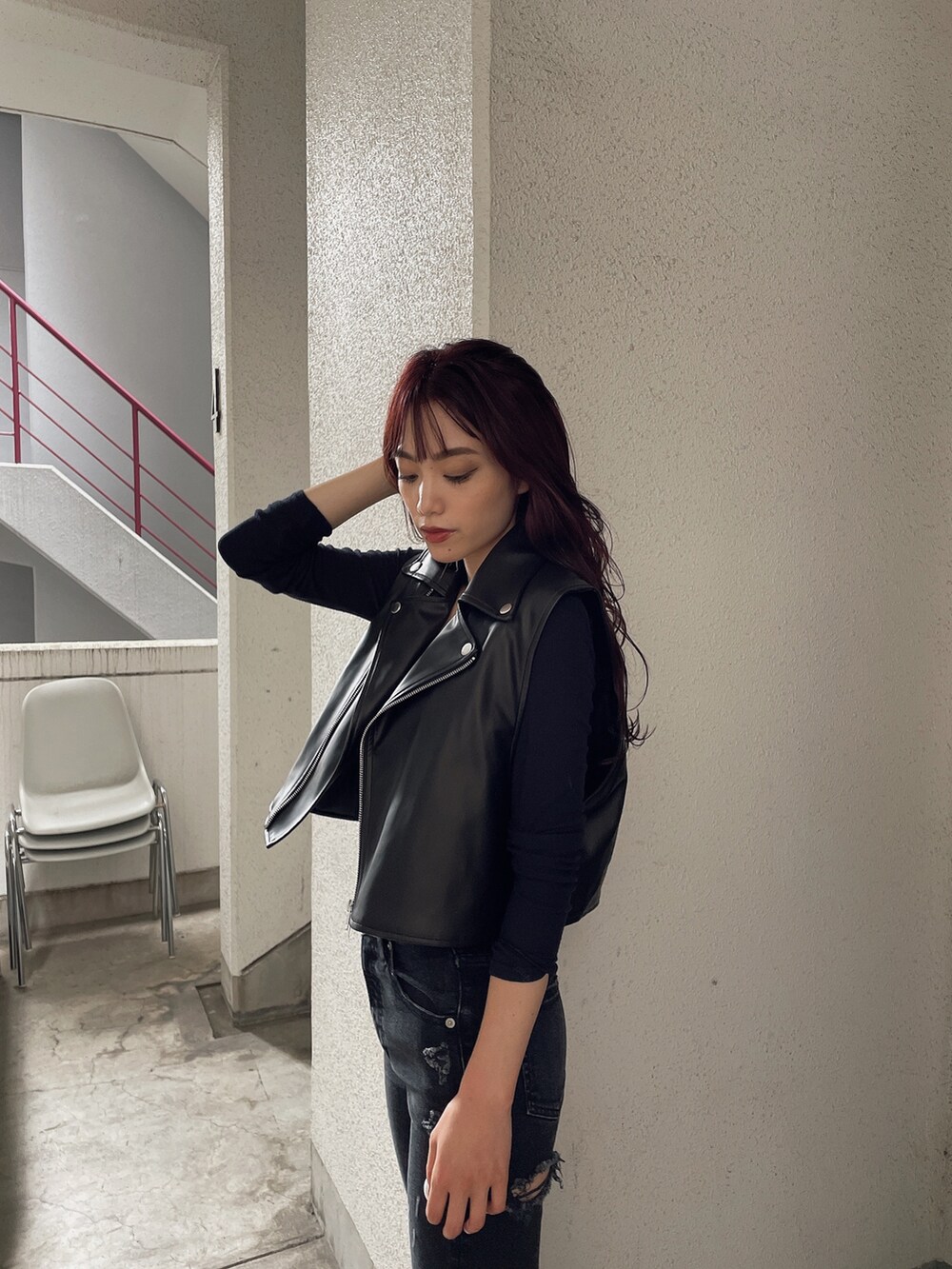 ベージュ系のトレンチコート、ブラック系のパンプスを着用したレディースの夏コーディネートの5枚目の写真