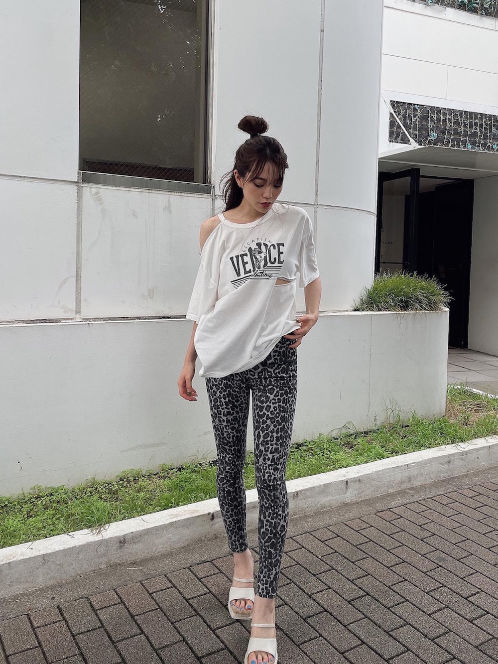 ホワイト系のTシャツ/カットソー、グレー系のその他パンツを着用したレディースの夏コーディネートの3枚目の写真