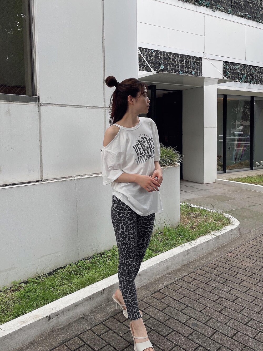 ホワイト系のTシャツ/カットソー、グレー系のその他パンツを着用したレディースの夏コーディネートの2枚目の写真