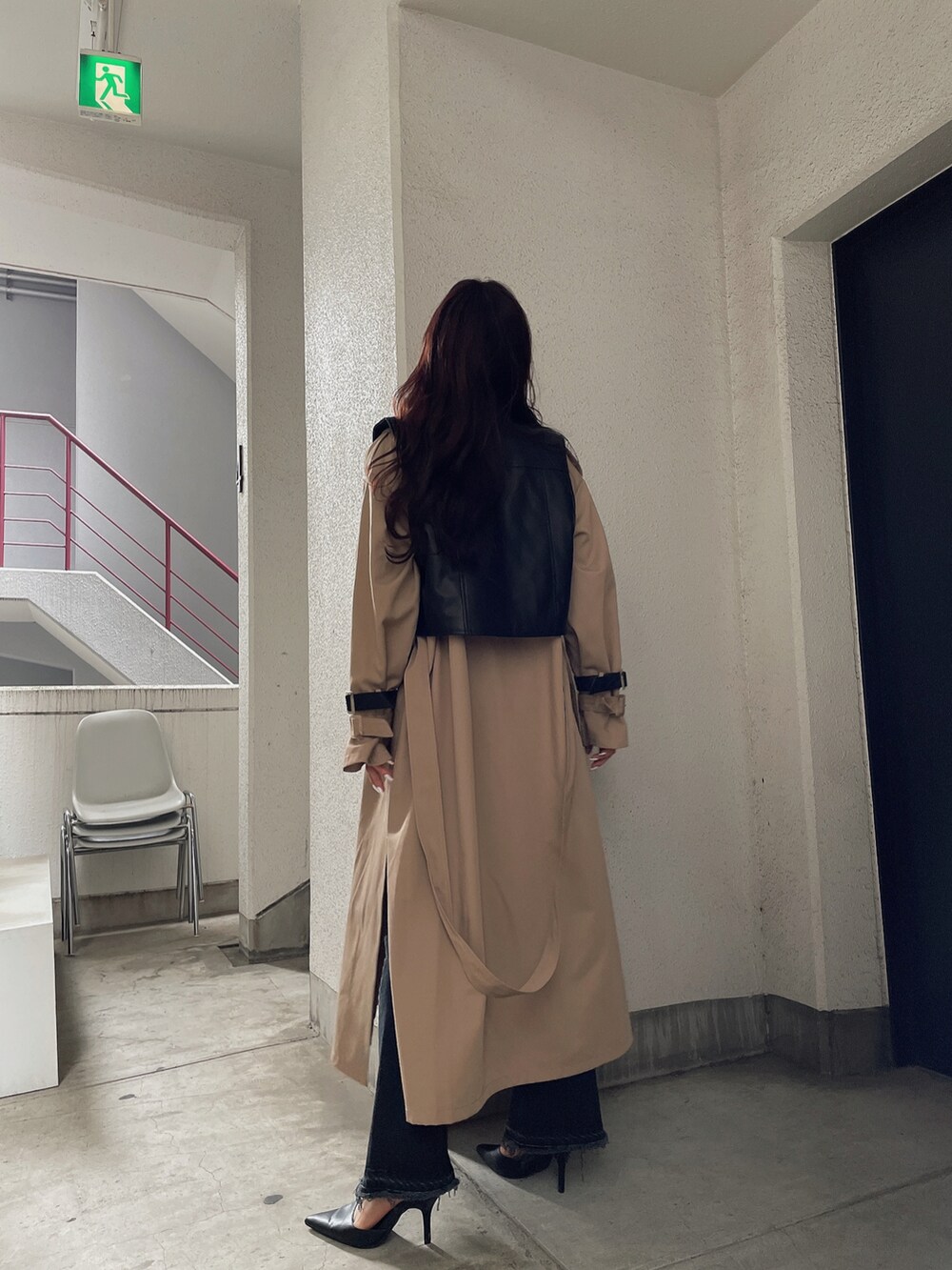 ベージュ系のトレンチコート、ブラック系のパンプスを着用したレディースの夏コーディネートの4枚目の写真