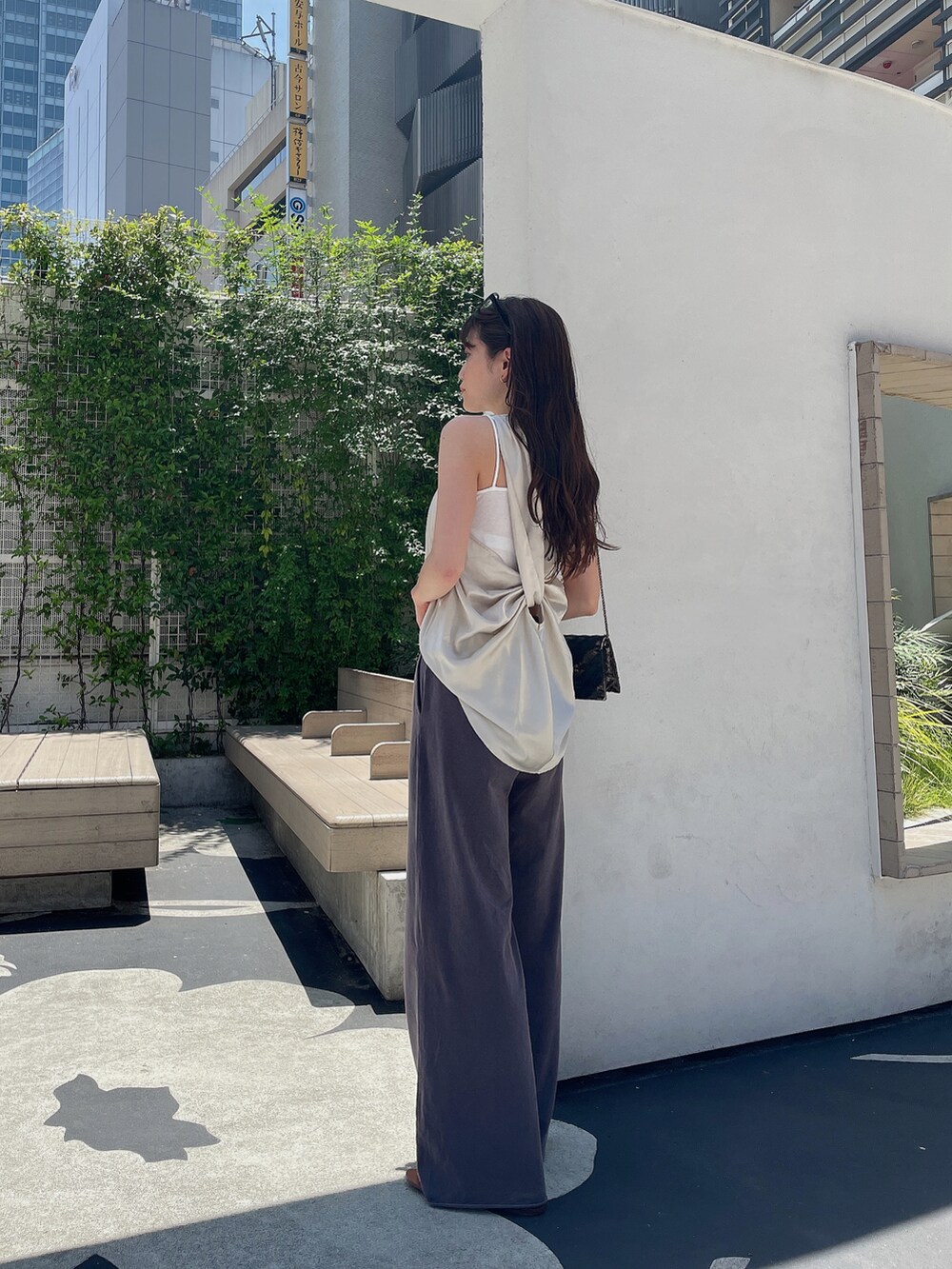 グレー系のその他パンツ、ホワイト系のシャツ/ブラウスを着用したレディースの夏コーディネートの2枚目の写真