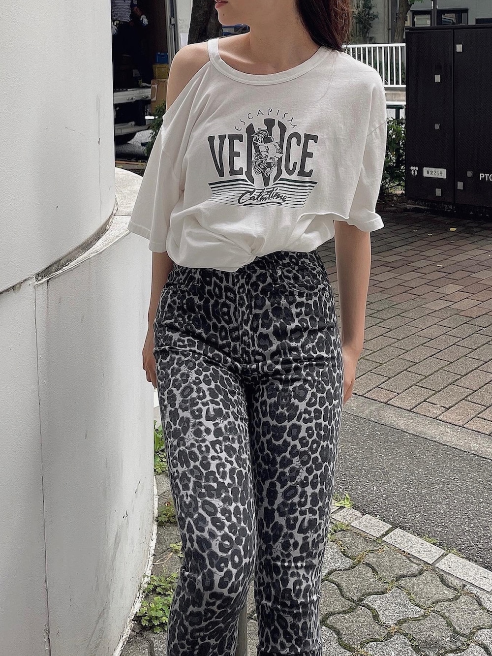 ホワイト系のTシャツ/カットソー、グレー系のその他パンツを着用したレディースの夏コーディネートの4枚目の写真