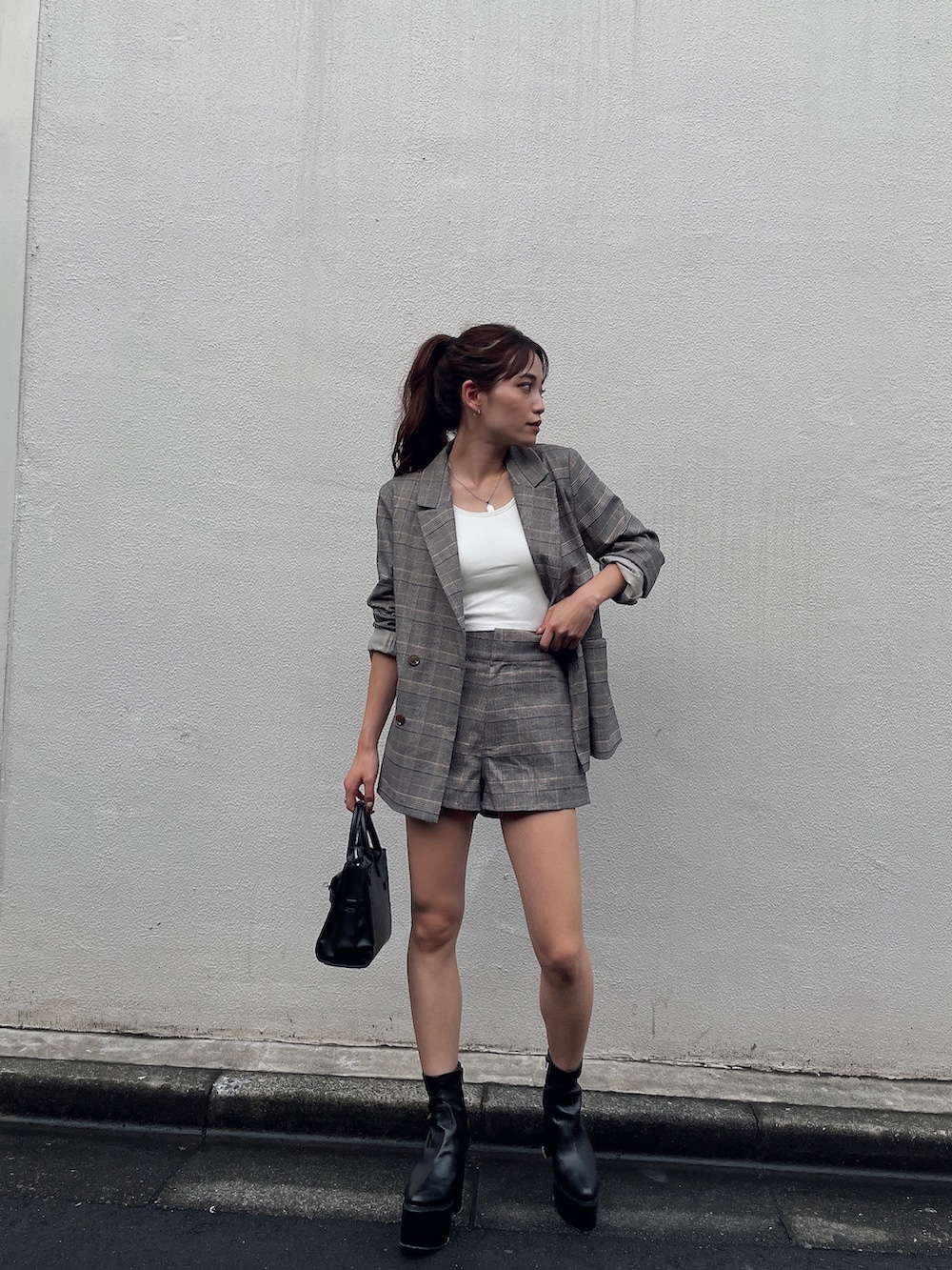 ホワイト系のTシャツ/カットソー、ベージュ系のテーラードジャケット、ベージュ系のその他パンツを着用したレディースの夏コーディネートの2枚目の写真