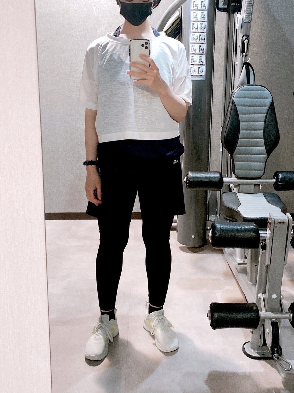 グリーン系のワンピース、グリーン系のTシャツ/カットソーを着用したレディースの春コーディネートの2枚目の写真