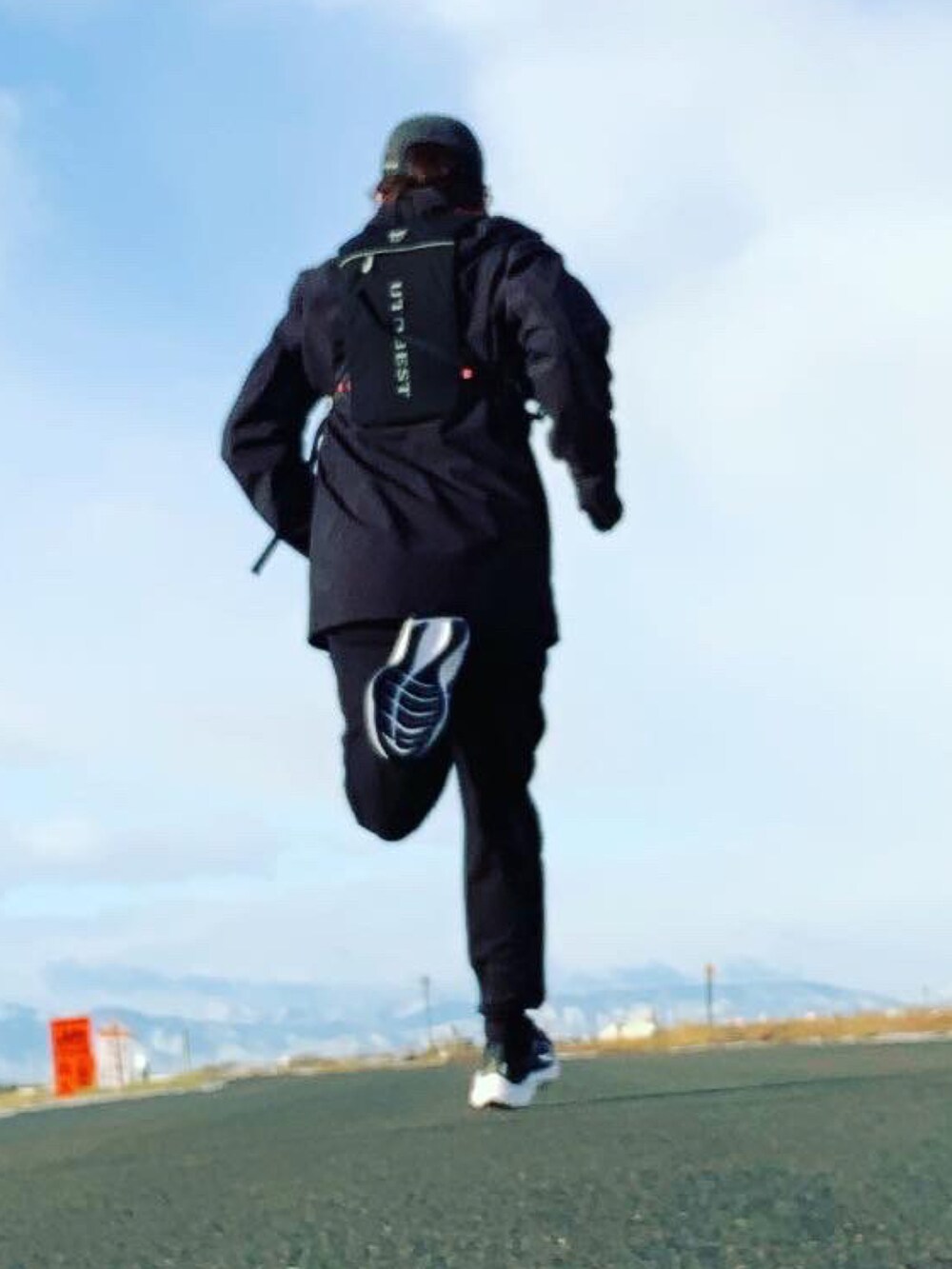 「新年一発目、メゾンマルジェラ、Maison Margiela、minedenim、ワイドパンツ、saint laurent paris、エディスリマン、nike×COMME des GARCONS、レザージャケット、nonnative、エディー期、スニーカー、元旦、ブラック」｜「nonnativeのアイテム（ニットキャップ/ビーニー、ブラック系）」を使った、moto miniさん（メンズ・171cm）の冬コーディネートの2枚目の写真