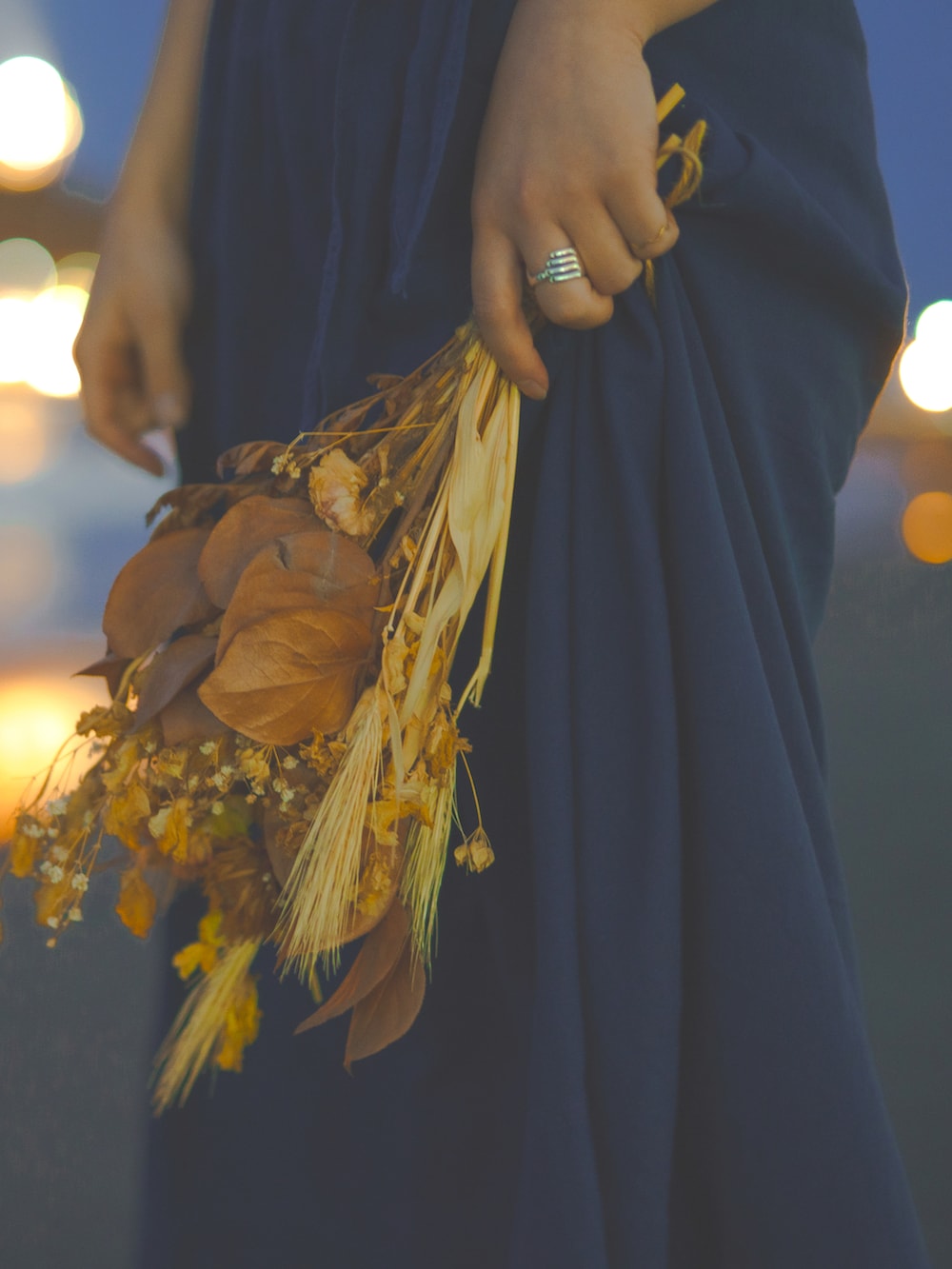 ブルー系のワンピースを着用したレディースの夏コーディネートの2枚目の写真