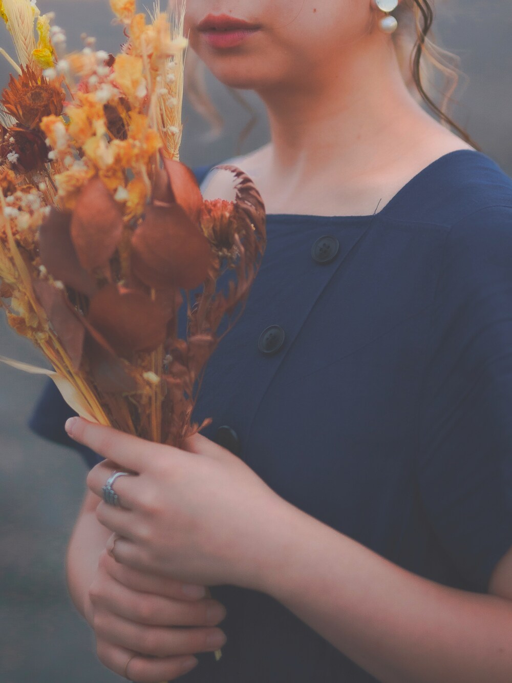 ブルー系のワンピースを着用したレディースの夏コーディネートの4枚目の写真