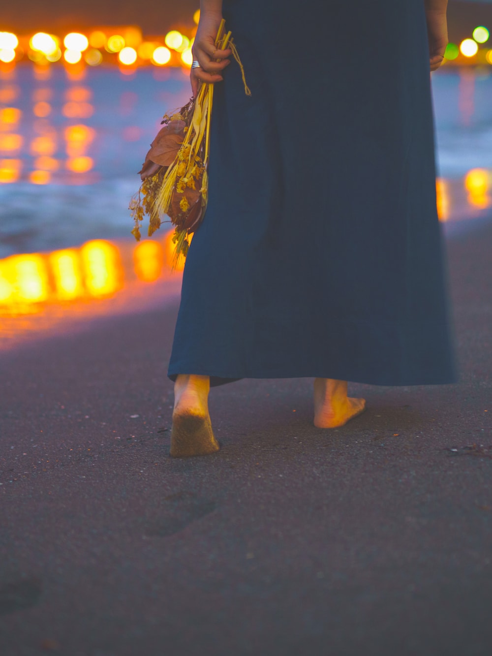 ブルー系のワンピースを着用したレディースの夏コーディネートの3枚目の写真