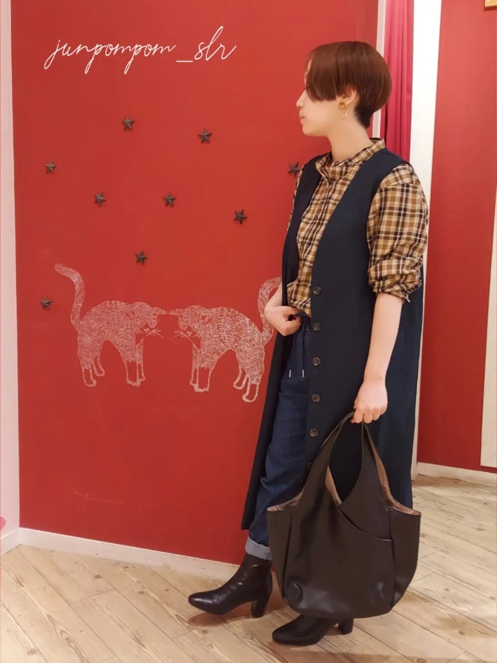 ベージュ系のシャツ/ブラウス、グリーン系のスカート、ブルー系のその他パンツを着用したレディースの秋コーディネートの2枚目の写真