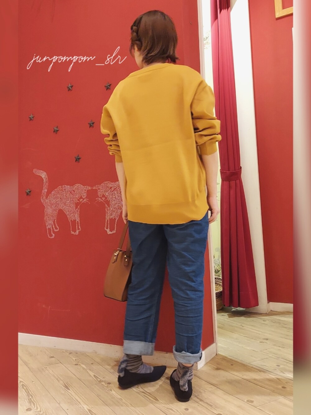 イエロー系のカーディガン/ボレロ、ベージュ系のタンクトップ、ブルー系のその他パンツを着用したレディースの夏コーディネートの3枚目の写真