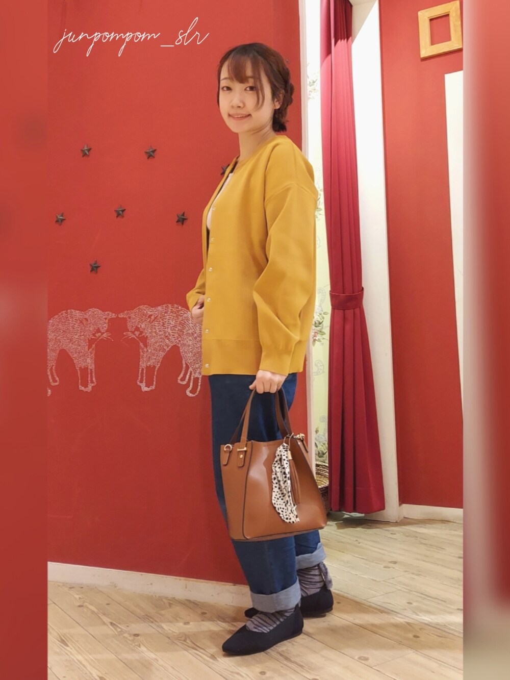 イエロー系のカーディガン/ボレロ、ベージュ系のタンクトップ、ブルー系のその他パンツを着用したレディースの夏コーディネートの2枚目の写真