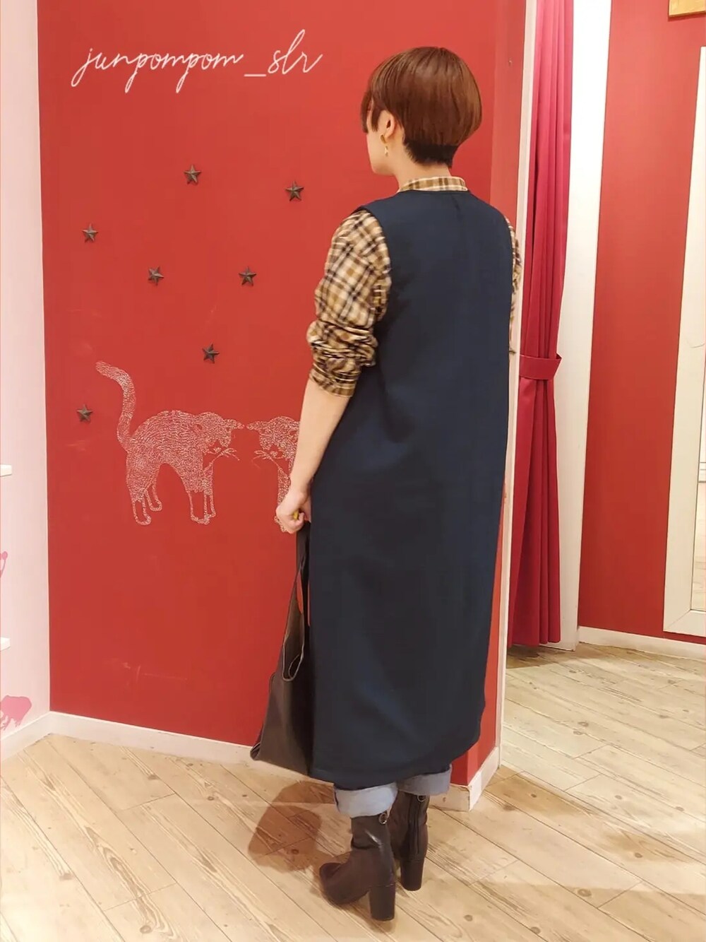 ベージュ系のシャツ/ブラウス、グリーン系のスカート、ブルー系のその他パンツを着用したレディースの秋コーディネートの3枚目の写真