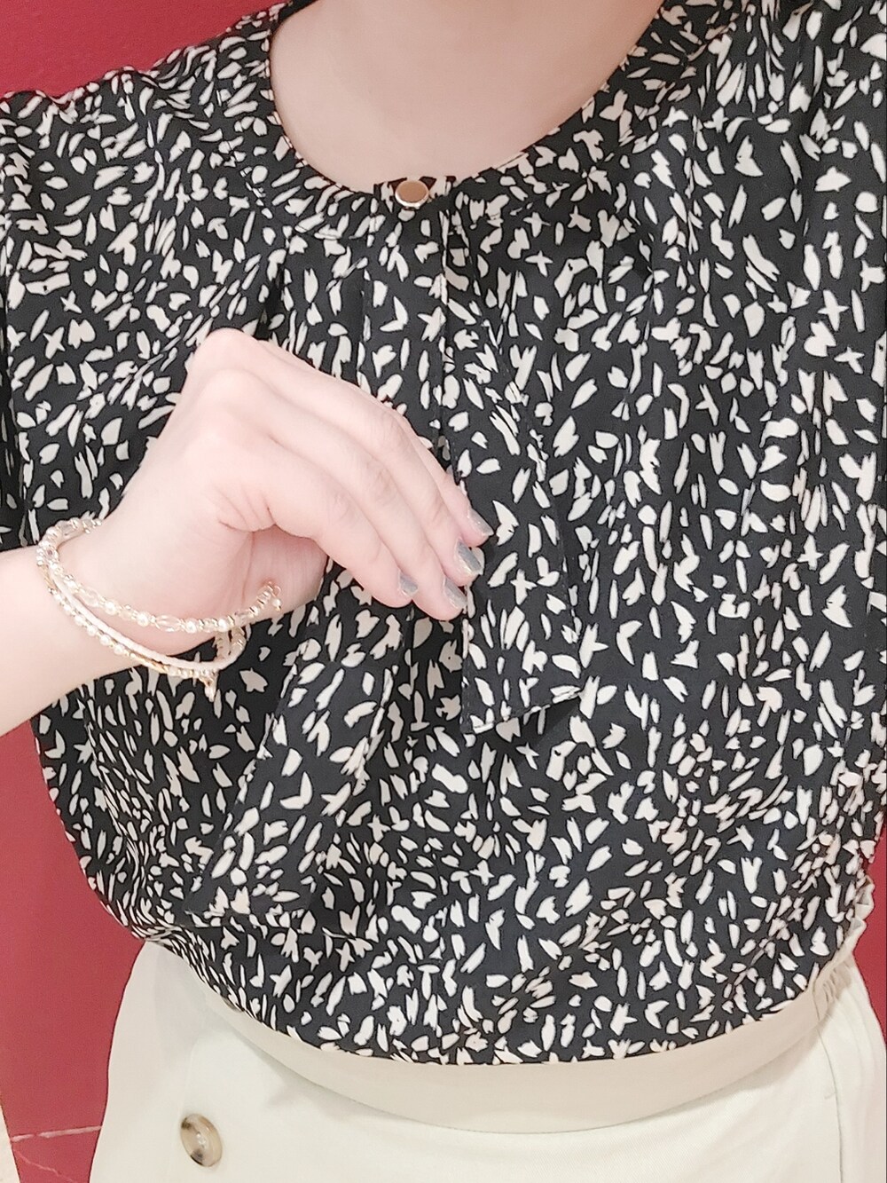 ブルー系のシャツ/ブラウス、ベージュ系のショルダーバッグ、グリーン系のスカートを着用したレディースの春コーディネートの2枚目の写真