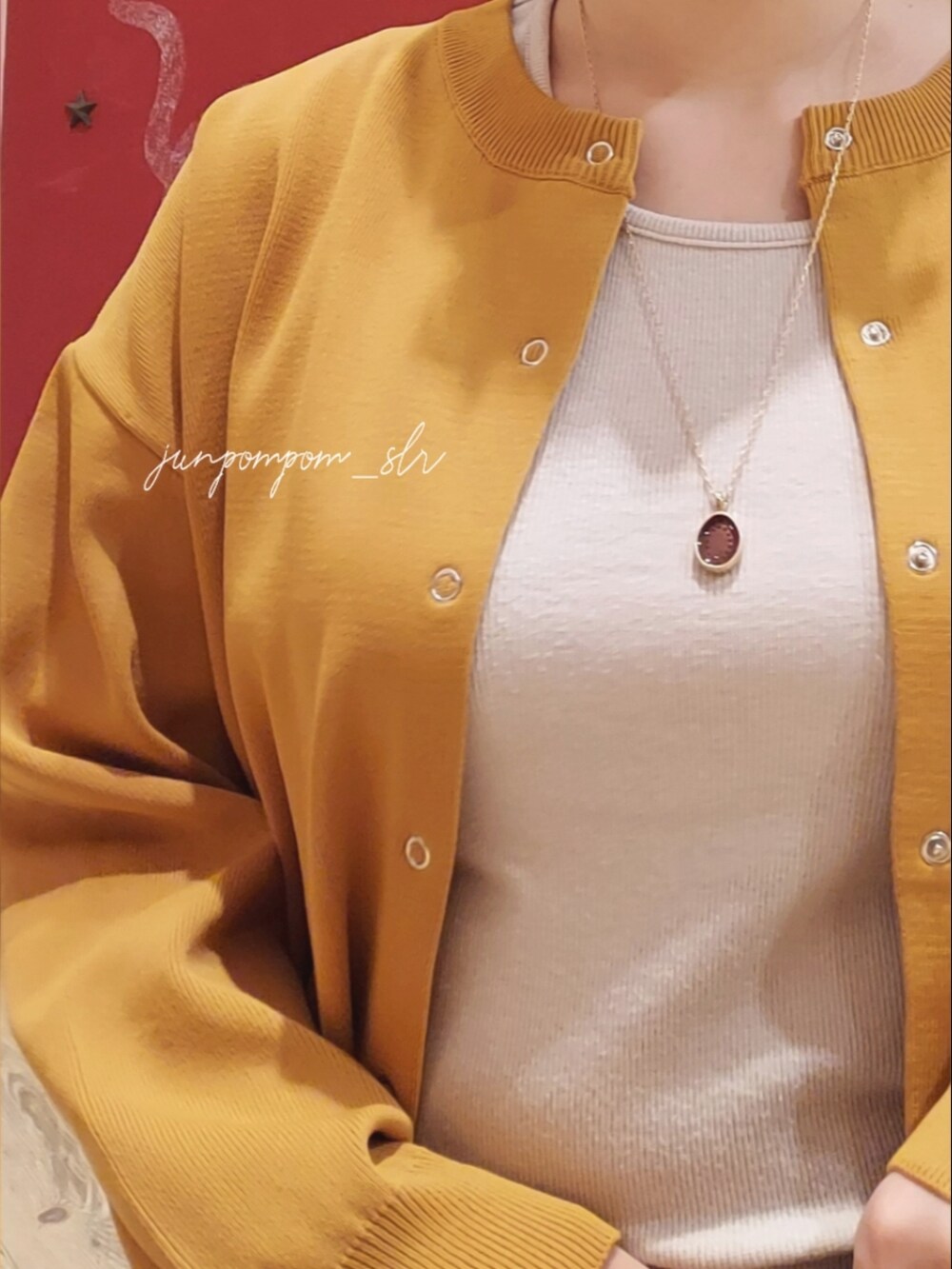 イエロー系のカーディガン/ボレロ、ベージュ系のタンクトップ、ブルー系のその他パンツを着用したレディースの夏コーディネートの4枚目の写真