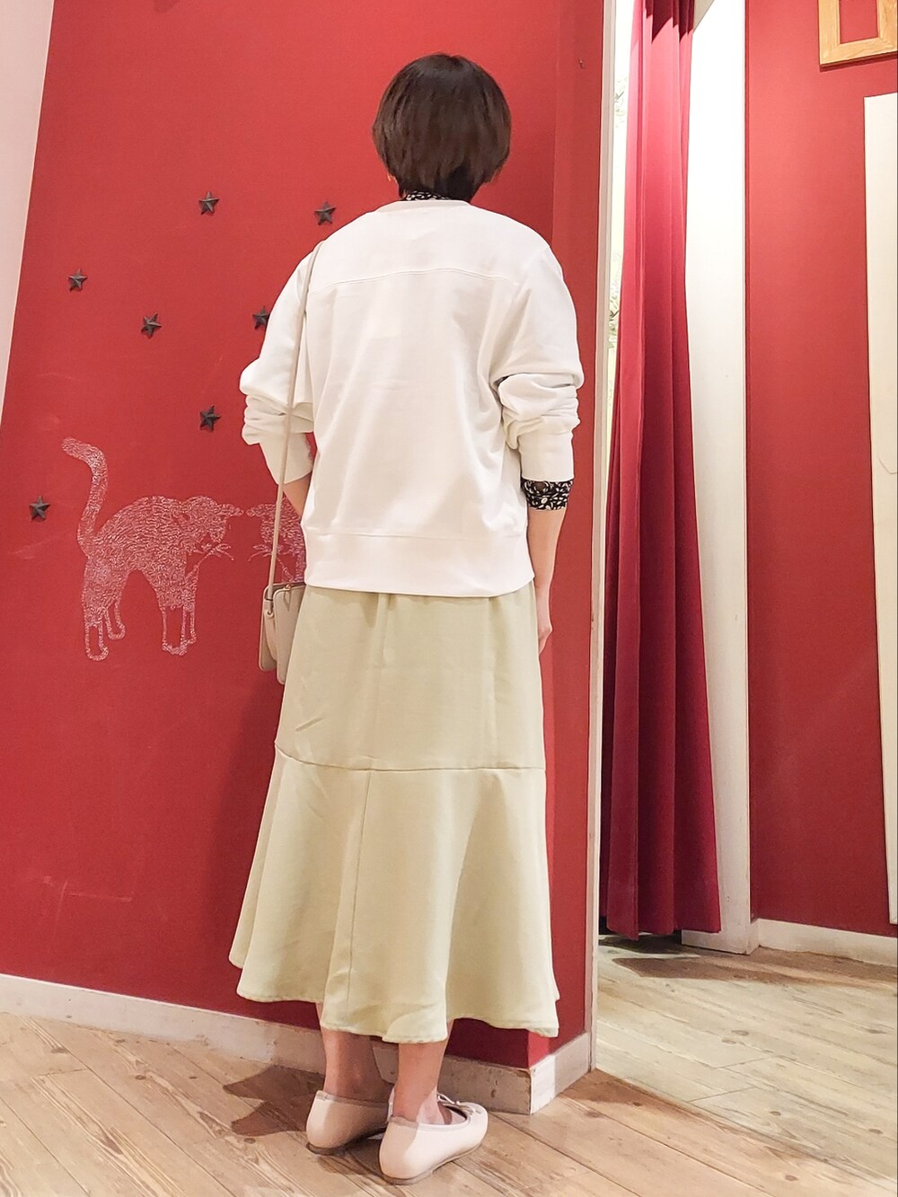 グリーン系のスカート、ブルー系のシャツ/ブラウス、ホワイト系のカーディガン/ボレロを着用したレディースの春コーディネートの3枚目の写真